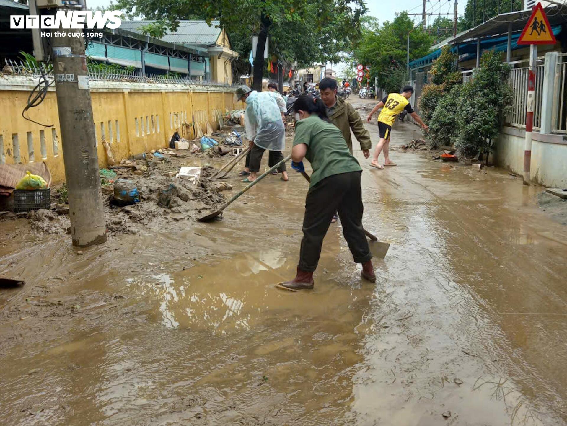 Dân vùng 'rốn lũ' TP Huế vẫn bì bõm trong nước sau trận lụt lịch sử - 1