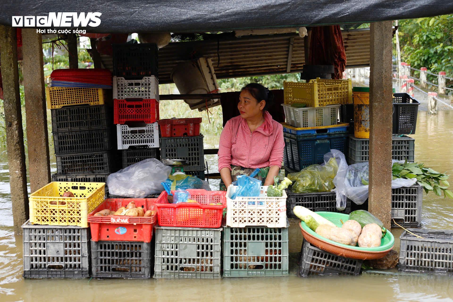 Dân vùng 'rốn lũ' TP Huế vẫn bì bõm trong nước sau trận lụt lịch sử - 7