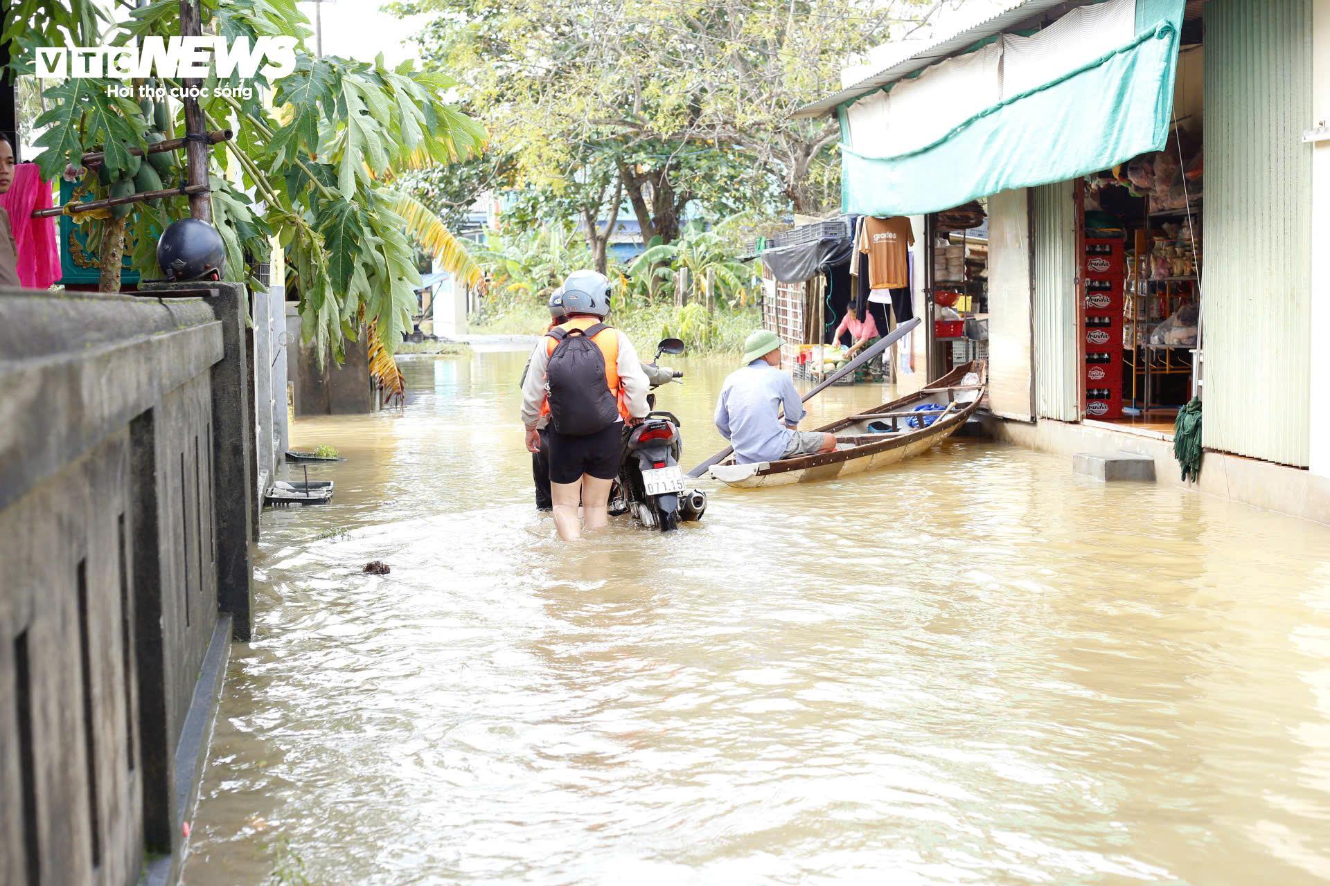 Dân vùng 'rốn lũ' TP Huế vẫn bì bõm trong nước sau trận lụt lịch sử - 4
