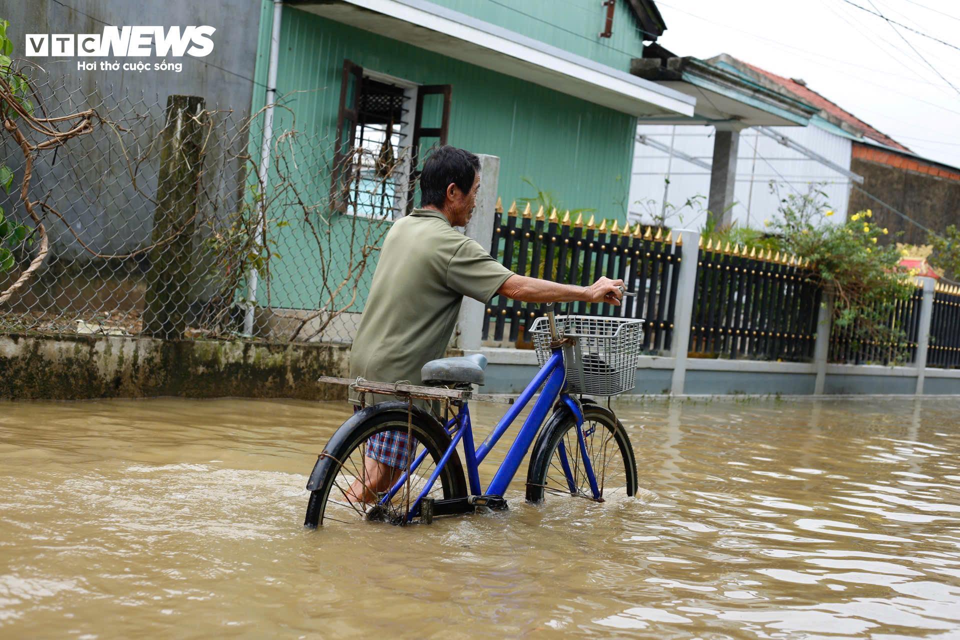 Dân vùng 'rốn lũ' TP Huế vẫn bì bõm trong nước sau trận lụt lịch sử - 2