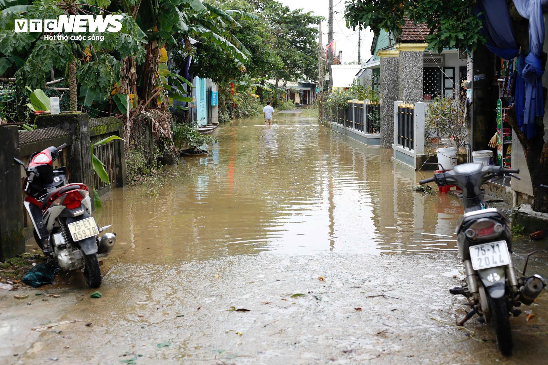 Dân vùng 'rốn lũ' TP Huế vẫn bì bõm trong nước sau trận lụt lịch sử - 9