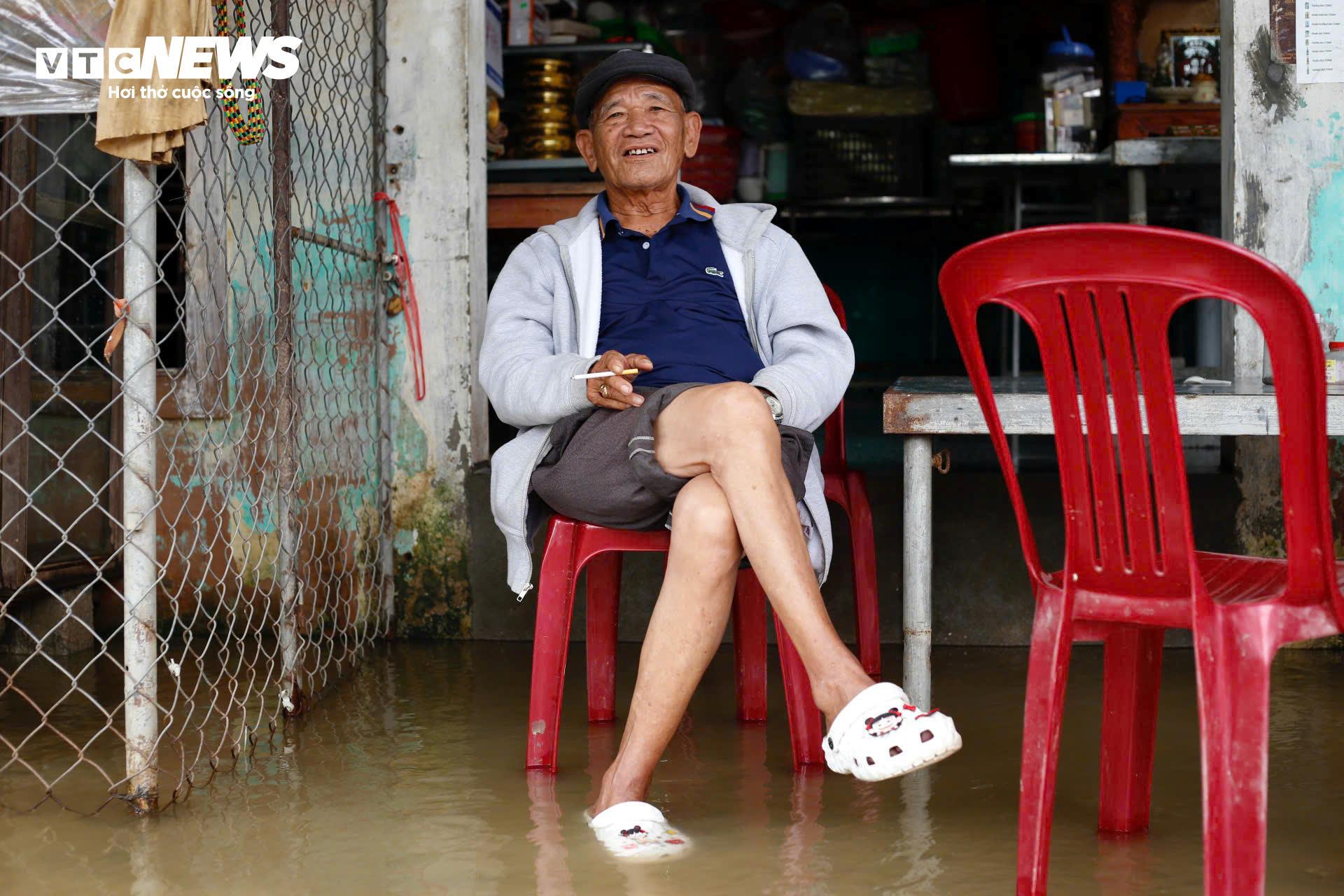 Dân vùng 'rốn lũ' TP Huế vẫn bì bõm trong nước sau trận lụt lịch sử - 8