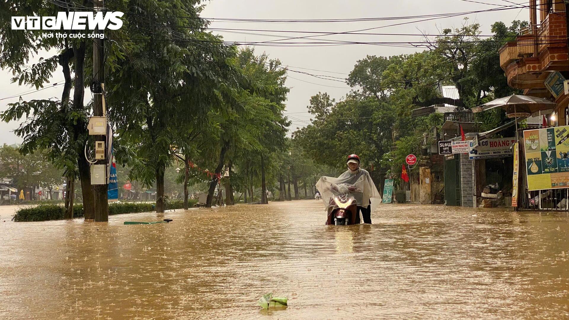 Mưa trắng trời, nước sông lên nhanh, Huế tái diễn cảnh ngập lụt - 1
