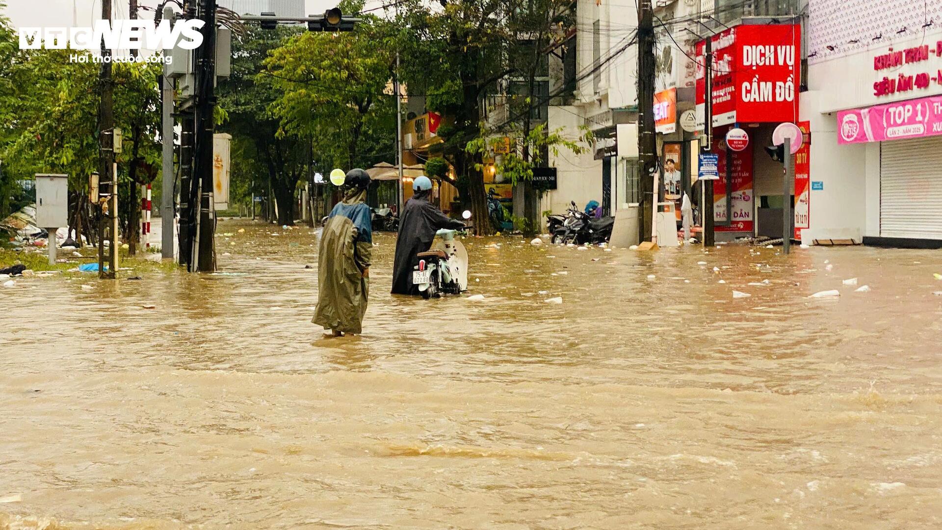 Mưa trắng trời, nước sông lên nhanh, Huế tái diễn cảnh ngập lụt - 2