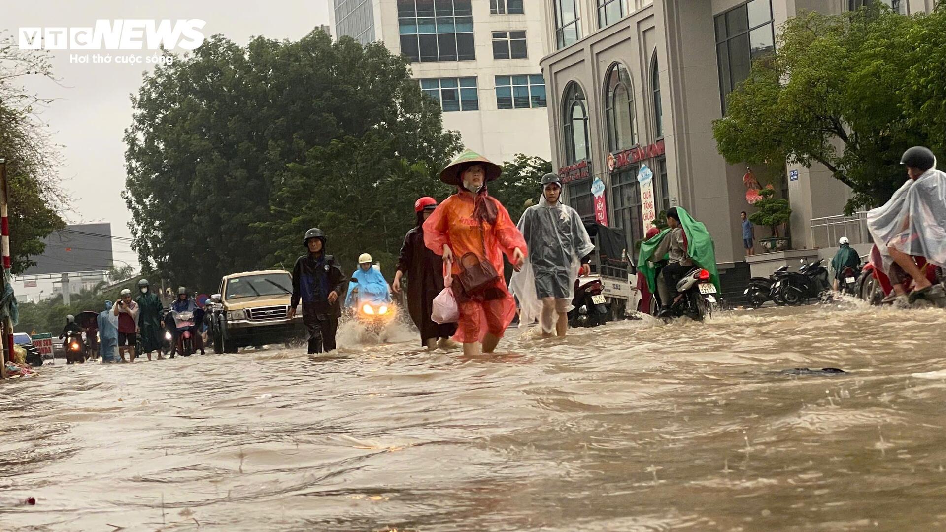 Mưa trắng trời, nước sông lên nhanh, Huế tái diễn cảnh ngập lụt - 4