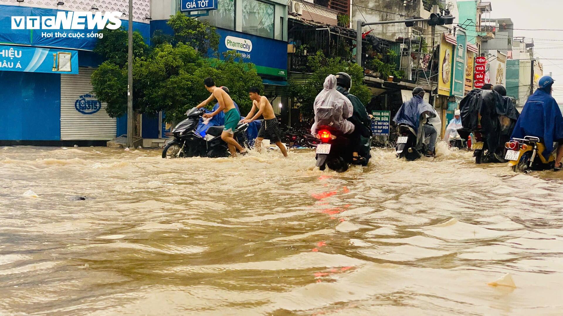 Mưa trắng trời, nước sông lên nhanh, Huế tái diễn cảnh ngập lụt - 5