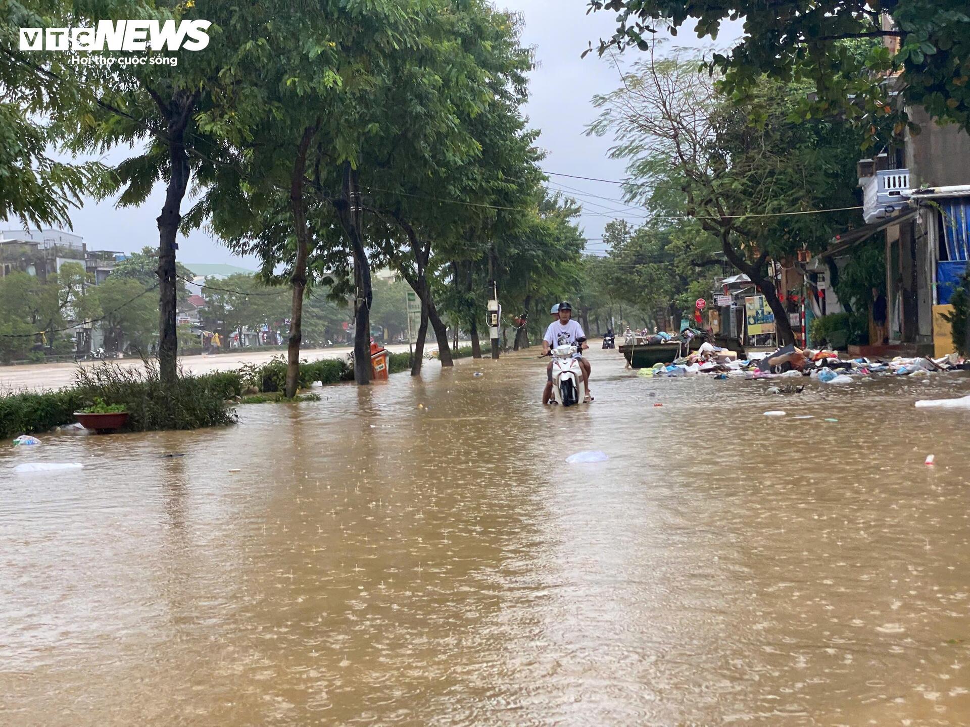 Mưa trắng trời, nước sông lên nhanh, Huế tái diễn cảnh ngập lụt - 7