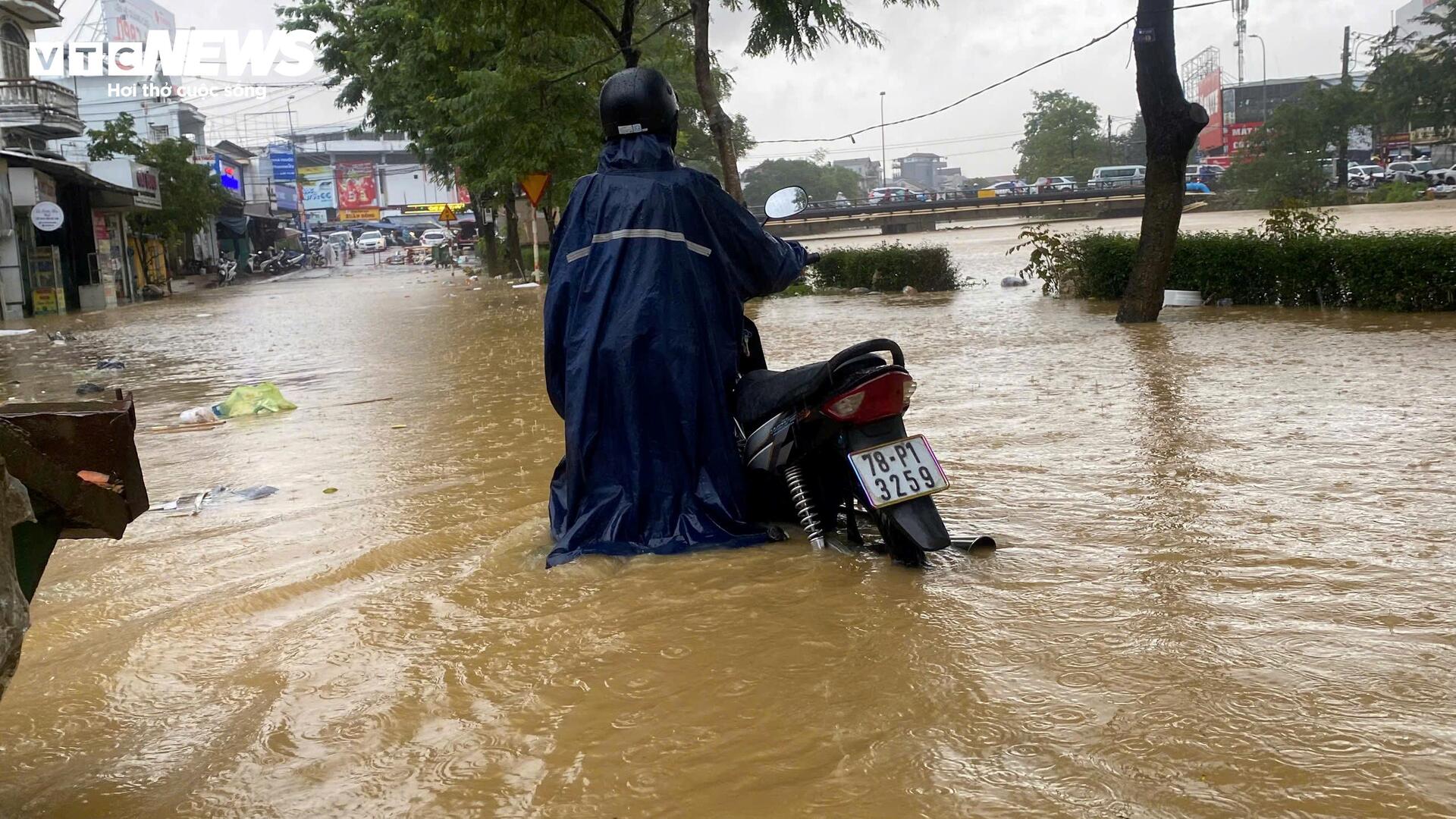 Mưa trắng trời, nước sông lên nhanh, Huế tái diễn cảnh ngập lụt - 3