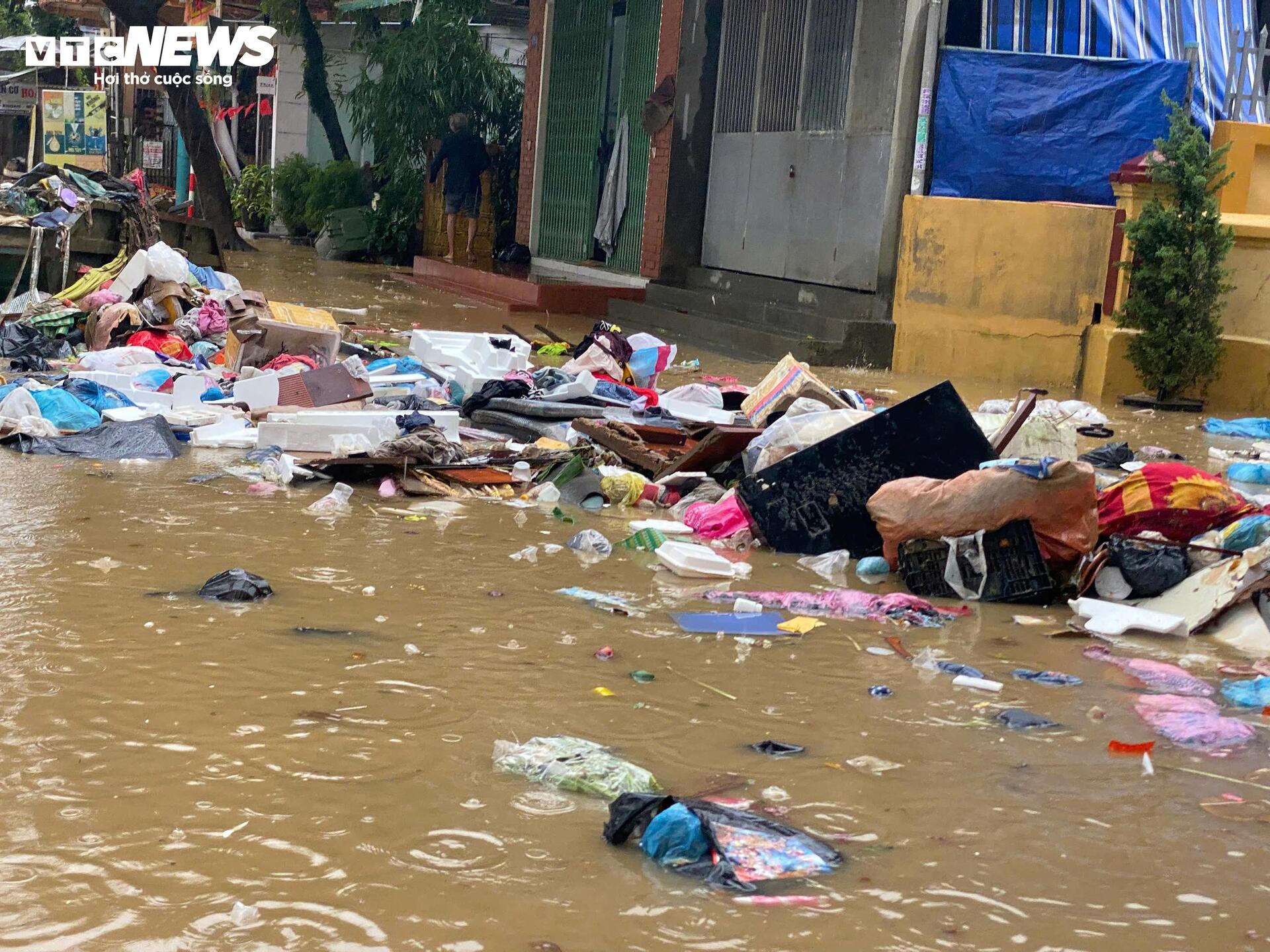 Mưa trắng trời, nước sông lên nhanh, Huế tái diễn cảnh ngập lụt - 6