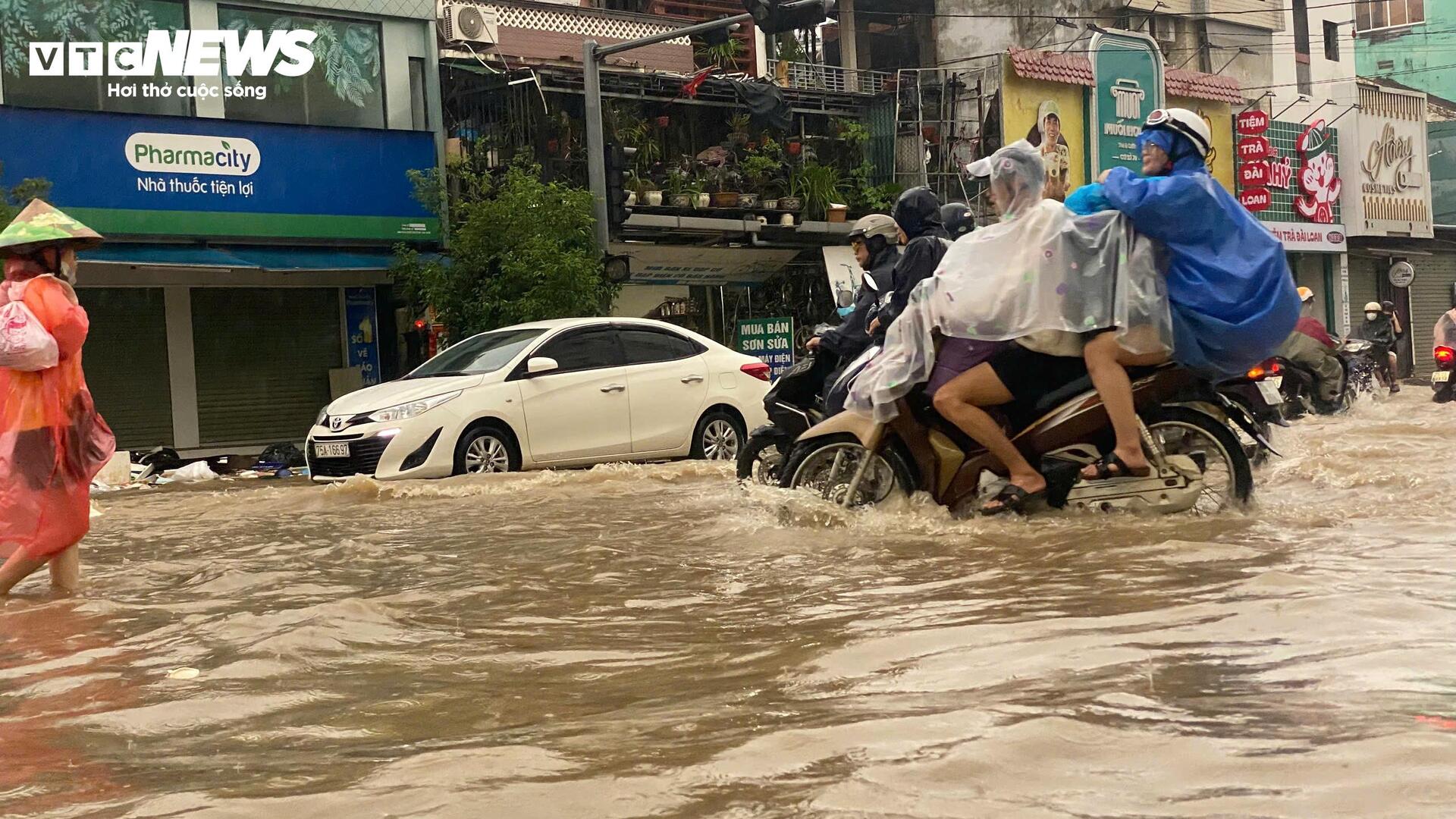 Mưa trắng trời, nước sông lên nhanh, Huế tái diễn cảnh ngập lụt - 8