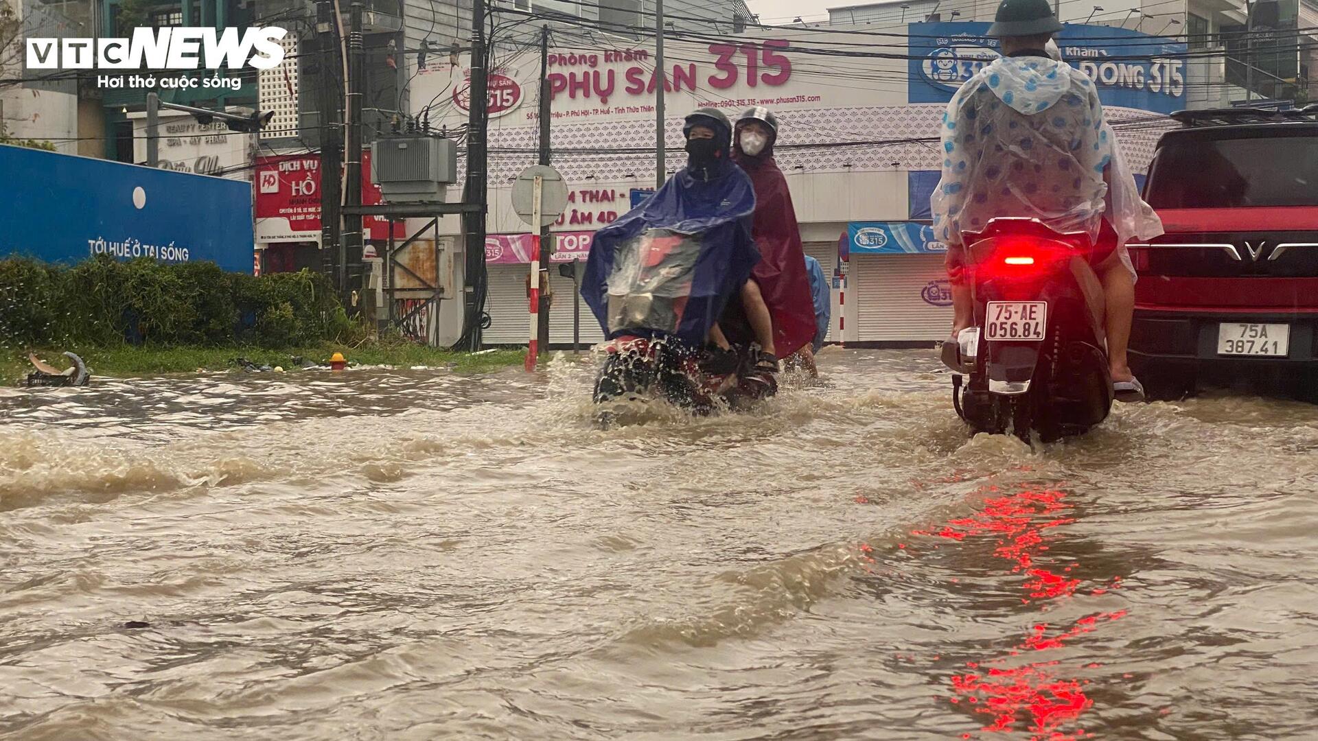 Mưa trắng trời, nước sông lên nhanh, Huế tái diễn cảnh ngập lụt - 9
