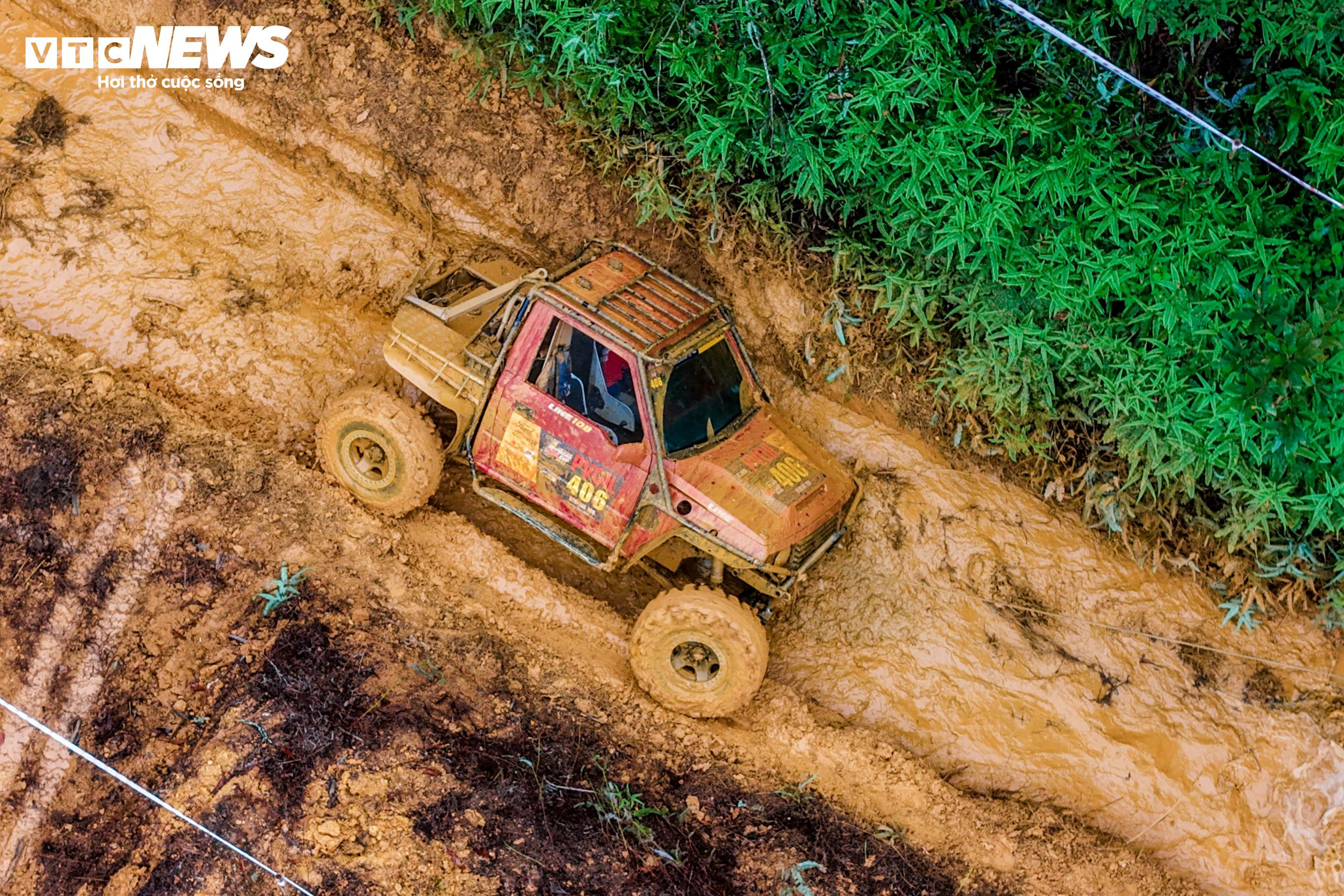 Mãn nhãn màn tranh tài gay cấn tại giải đua ô tô địa hình lớn nhất Việt Nam - 13