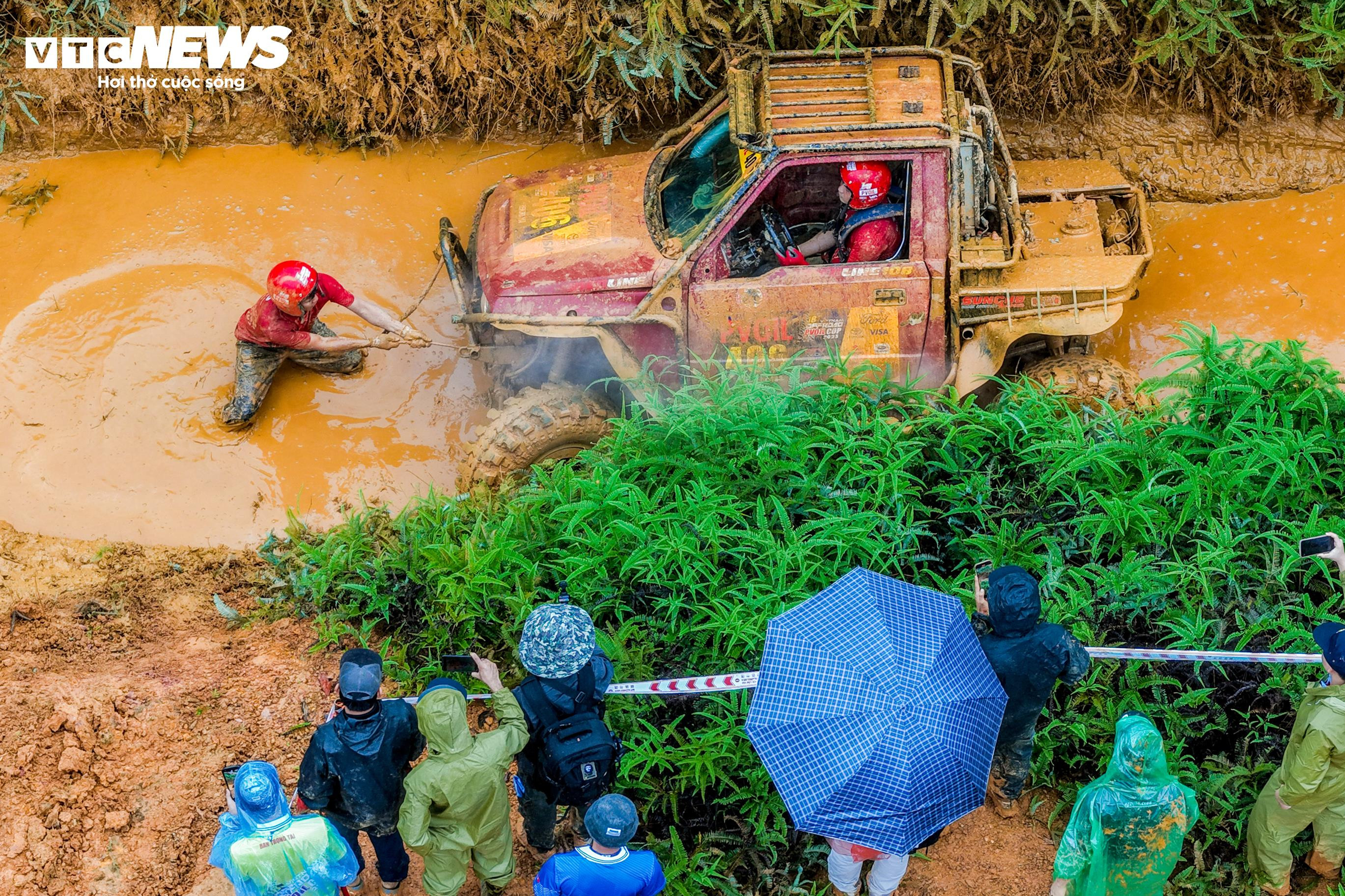 Mãn nhãn màn tranh tài gay cấn tại giải đua ô tô địa hình lớn nhất Việt Nam - 14