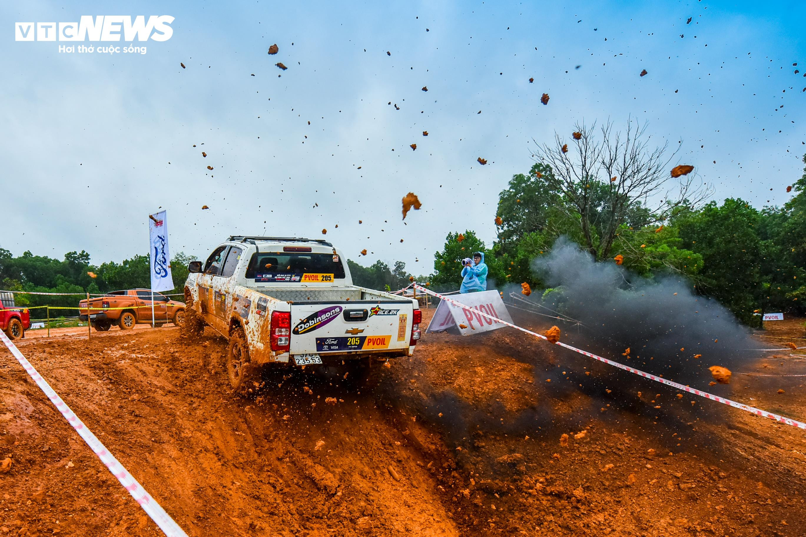 Mãn nhãn màn tranh tài gay cấn tại giải đua ô tô địa hình lớn nhất Việt Nam - 8
