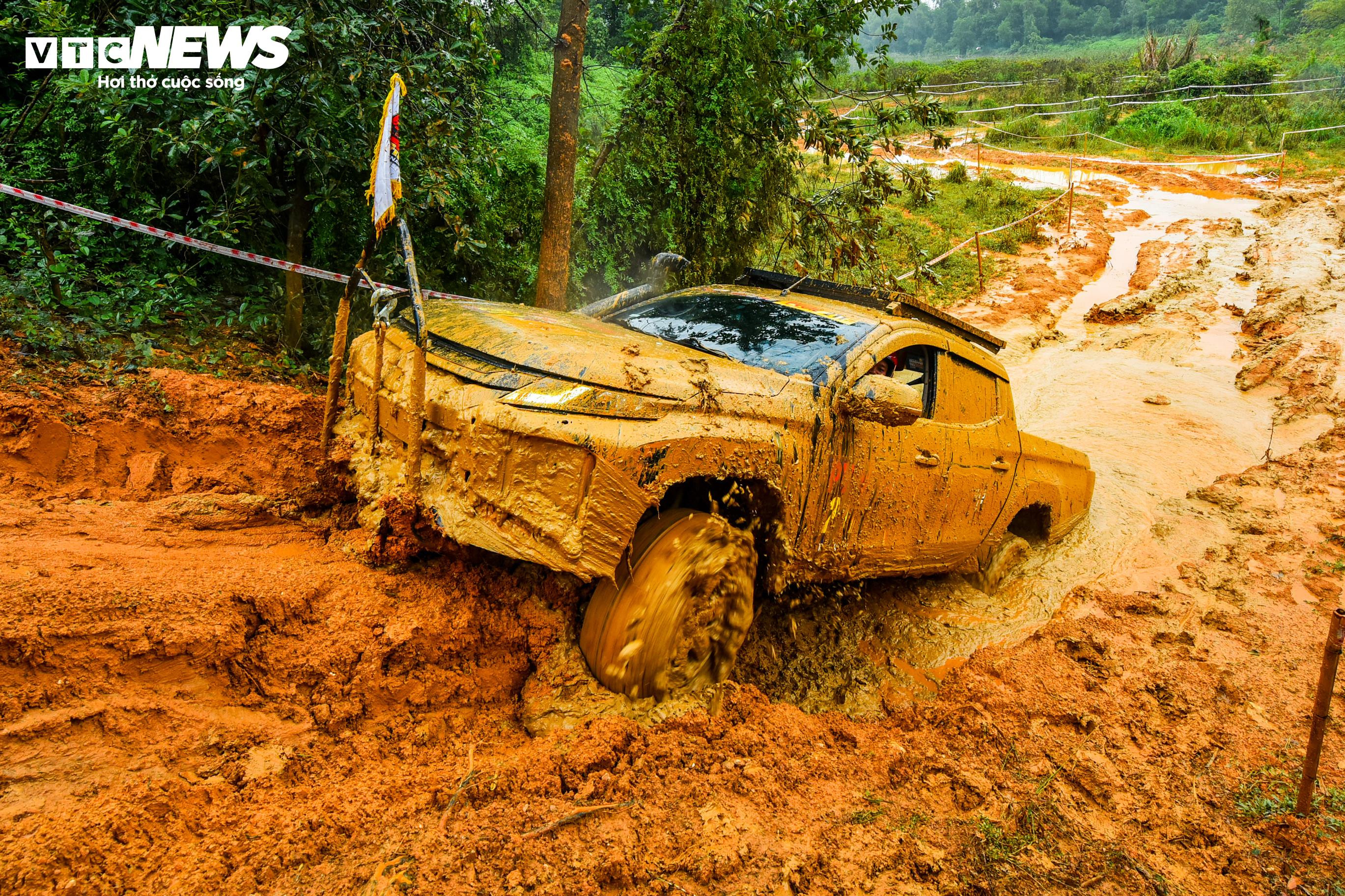 Mãn nhãn màn tranh tài gay cấn tại giải đua ô tô địa hình lớn nhất Việt Nam - 7