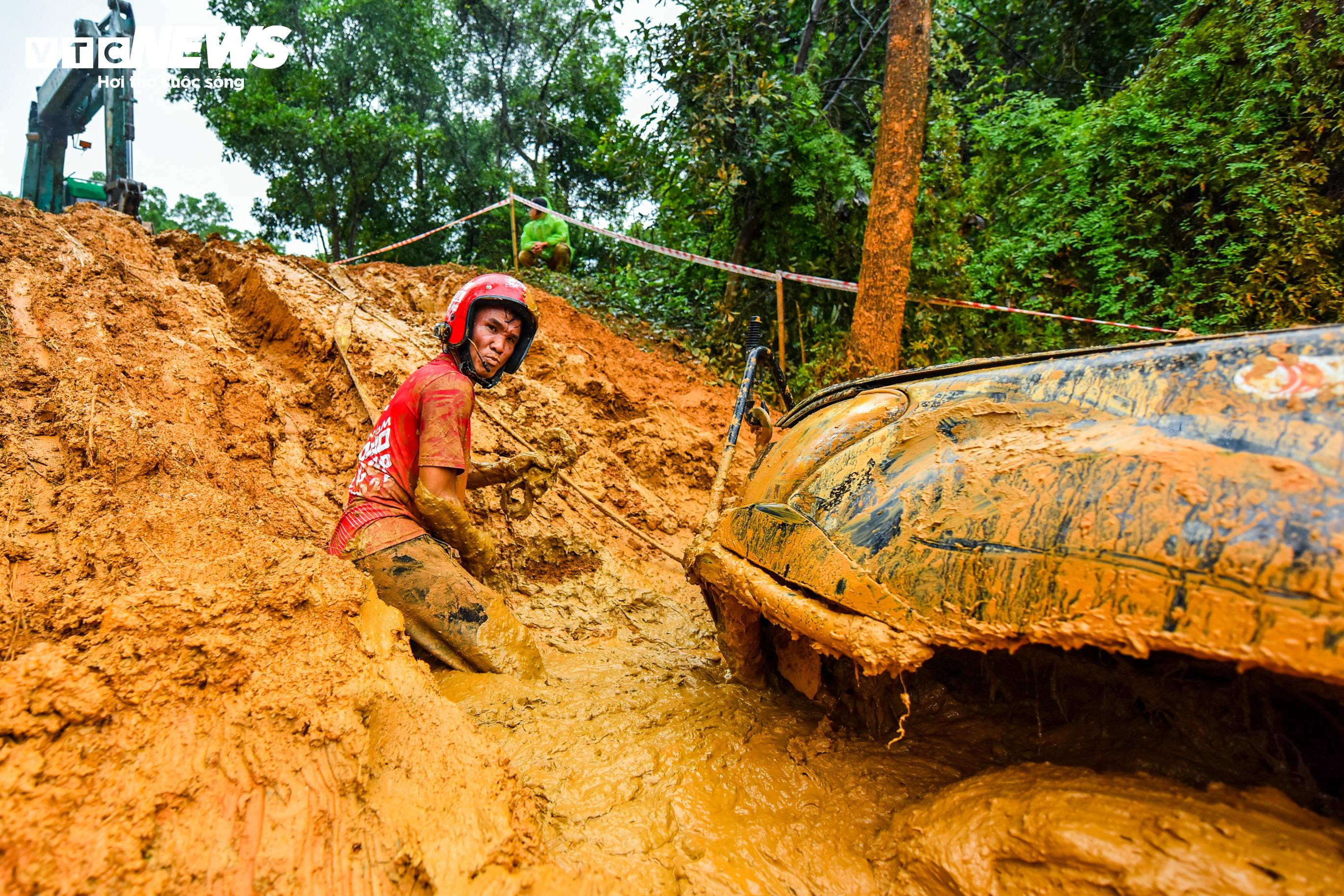 Mãn nhãn màn tranh tài gay cấn tại giải đua ô tô địa hình lớn nhất Việt Nam - 15