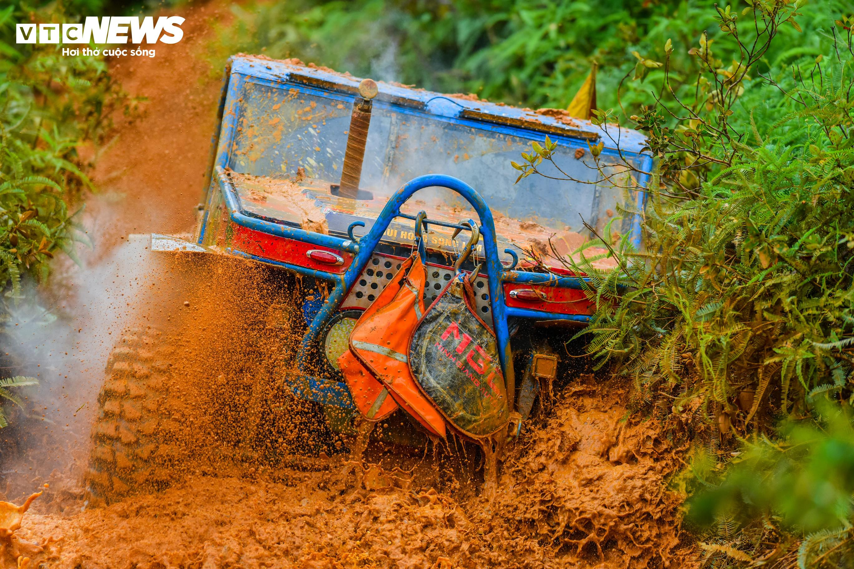 Mãn nhãn màn tranh tài gay cấn tại giải đua ô tô địa hình lớn nhất Việt Nam - 17