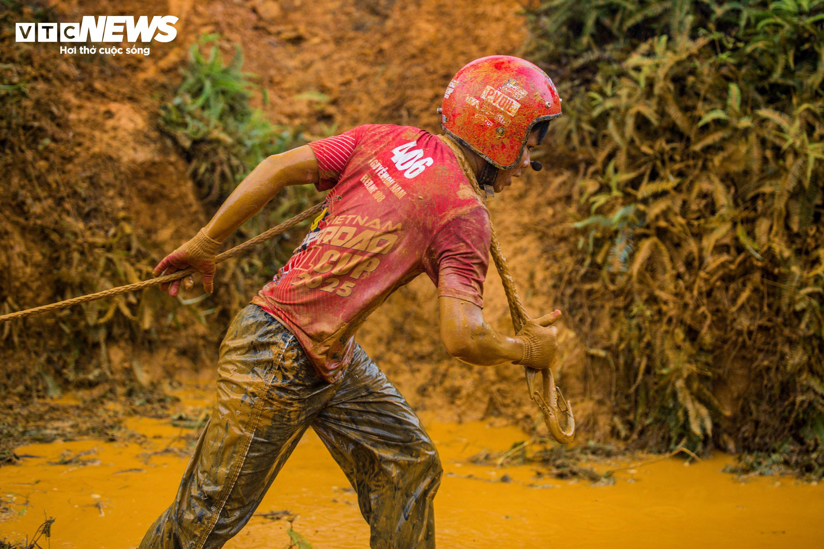 Mãn nhãn màn tranh tài gay cấn tại giải đua ô tô địa hình lớn nhất Việt Nam - 16