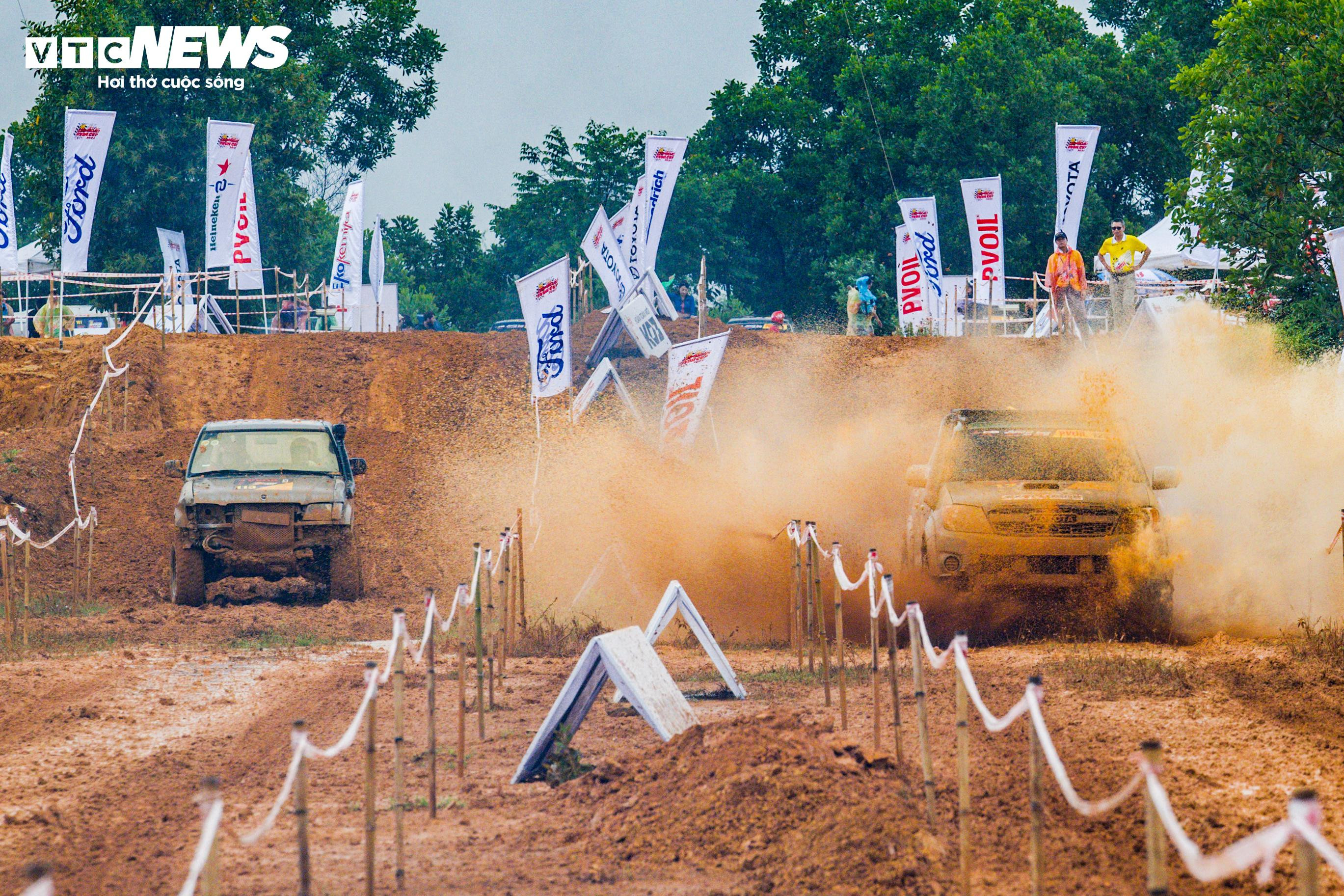 Mãn nhãn màn tranh tài gay cấn tại giải đua ô tô địa hình lớn nhất Việt Nam - 18