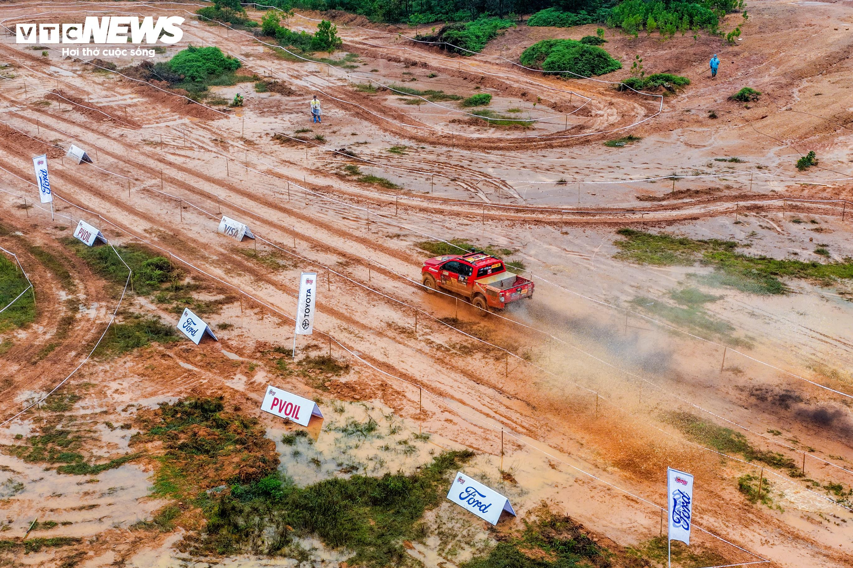 Mãn nhãn màn tranh tài gay cấn tại giải đua ô tô địa hình lớn nhất Việt Nam - 4