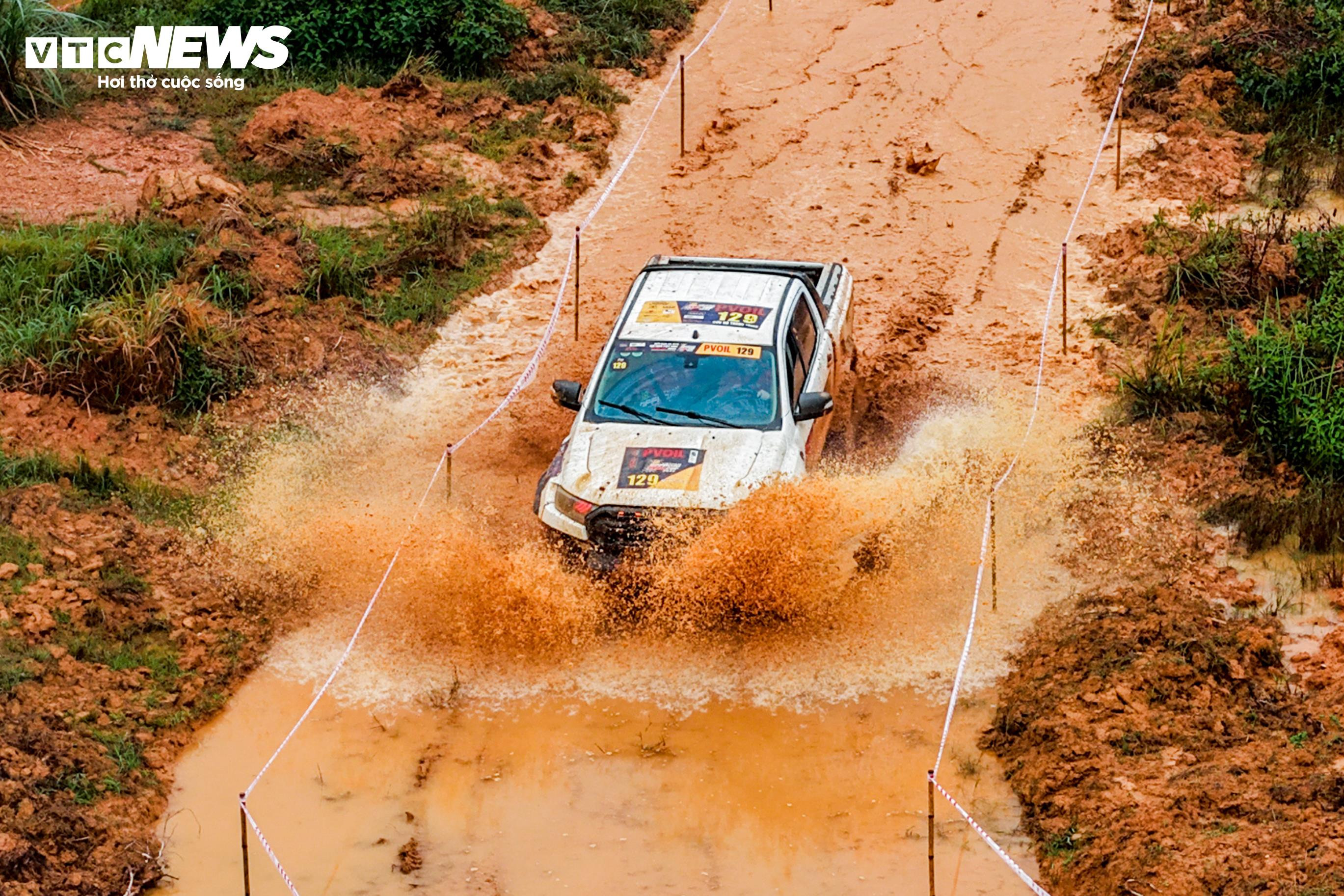 Mãn nhãn màn tranh tài gay cấn tại giải đua ô tô địa hình lớn nhất Việt Nam - 9