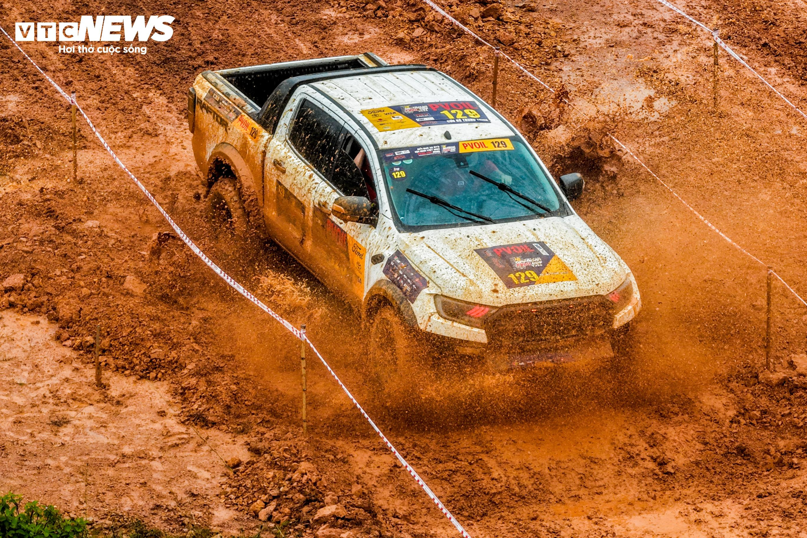 Mãn nhãn màn tranh tài gay cấn tại giải đua ô tô địa hình lớn nhất Việt Nam - 10