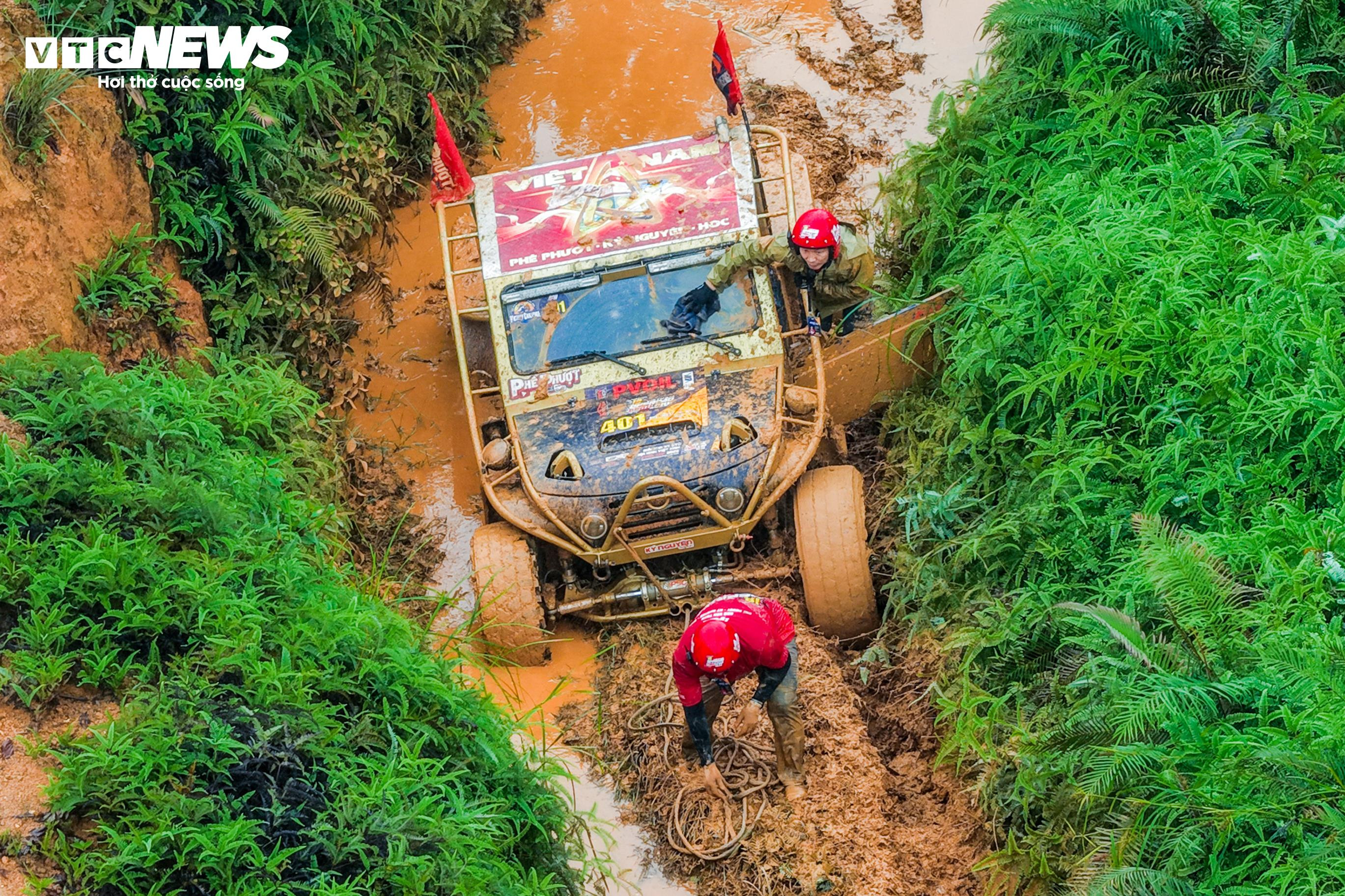 Mãn nhãn màn tranh tài gay cấn tại giải đua ô tô địa hình lớn nhất Việt Nam - 12