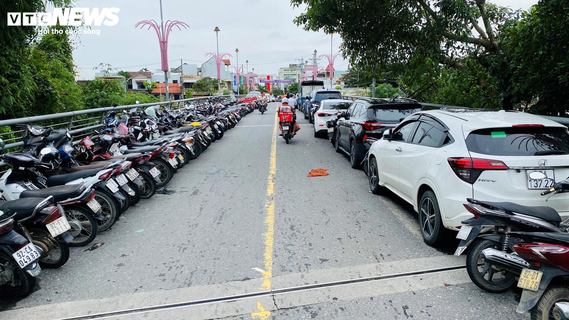 Lũ lịch sử để lại mớ ngổn ngang, dân chưa dọn xong đã kê đồ tránh trận lũ mới - 10