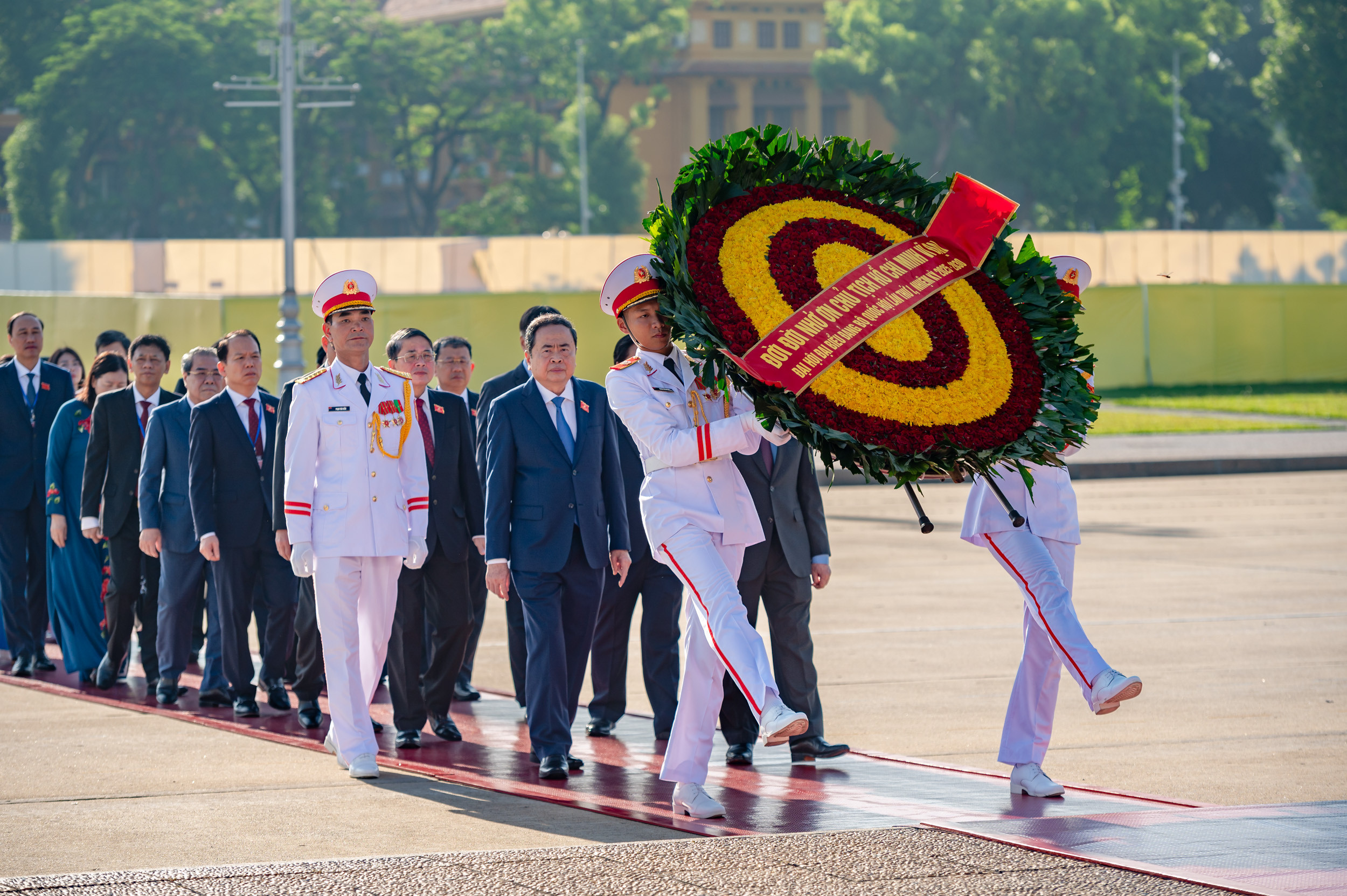 Đoàn đại biểu dự Đại hội Đảng bộ Quốc hội vào Lăng viếng Chủ tịch Hồ Chí Minh - 1