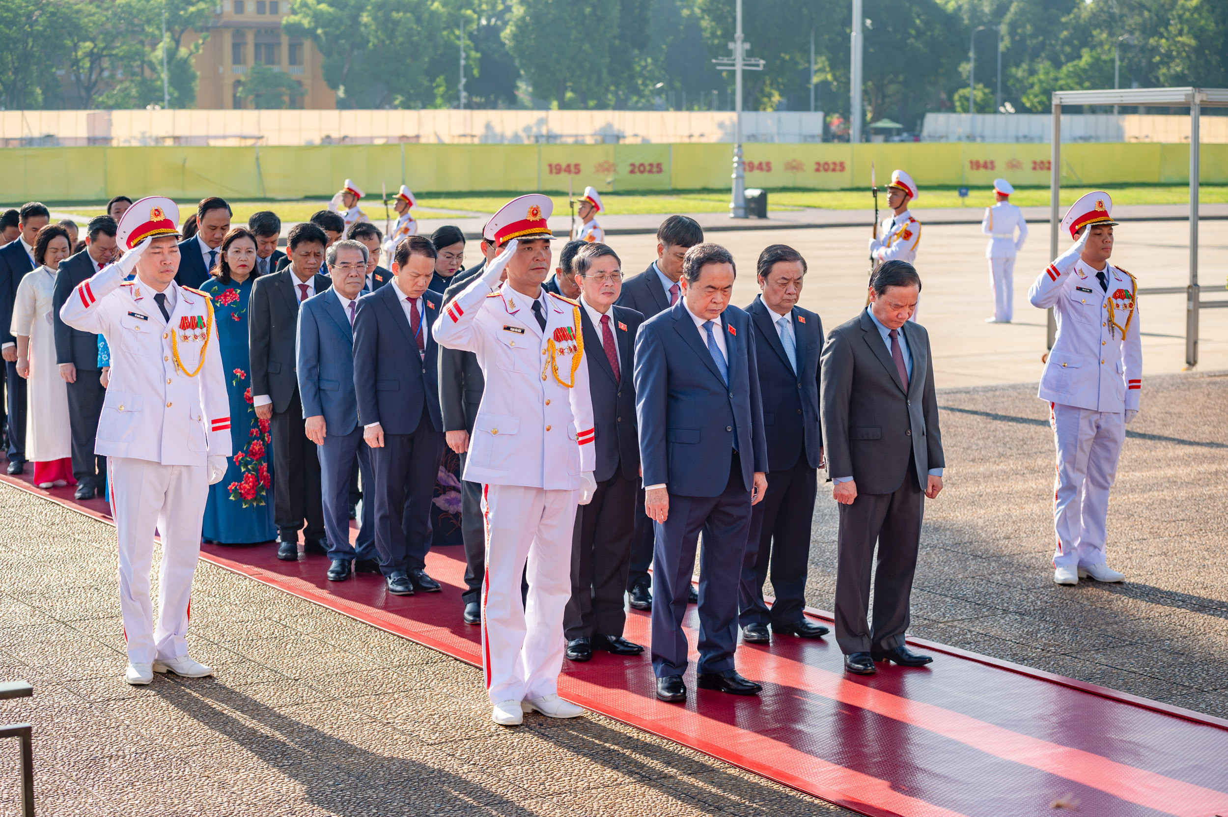 Đoàn đại biểu dự Đại hội Đảng bộ Quốc hội vào Lăng viếng Chủ tịch Hồ Chí Minh - 2