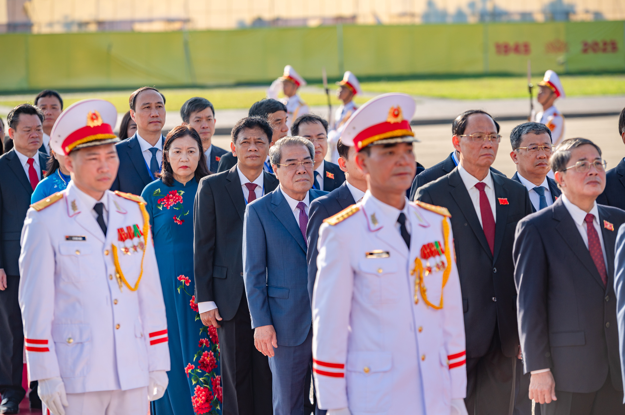 Đoàn đại biểu dự Đại hội Đảng bộ Quốc hội vào Lăng viếng Chủ tịch Hồ Chí Minh - 3