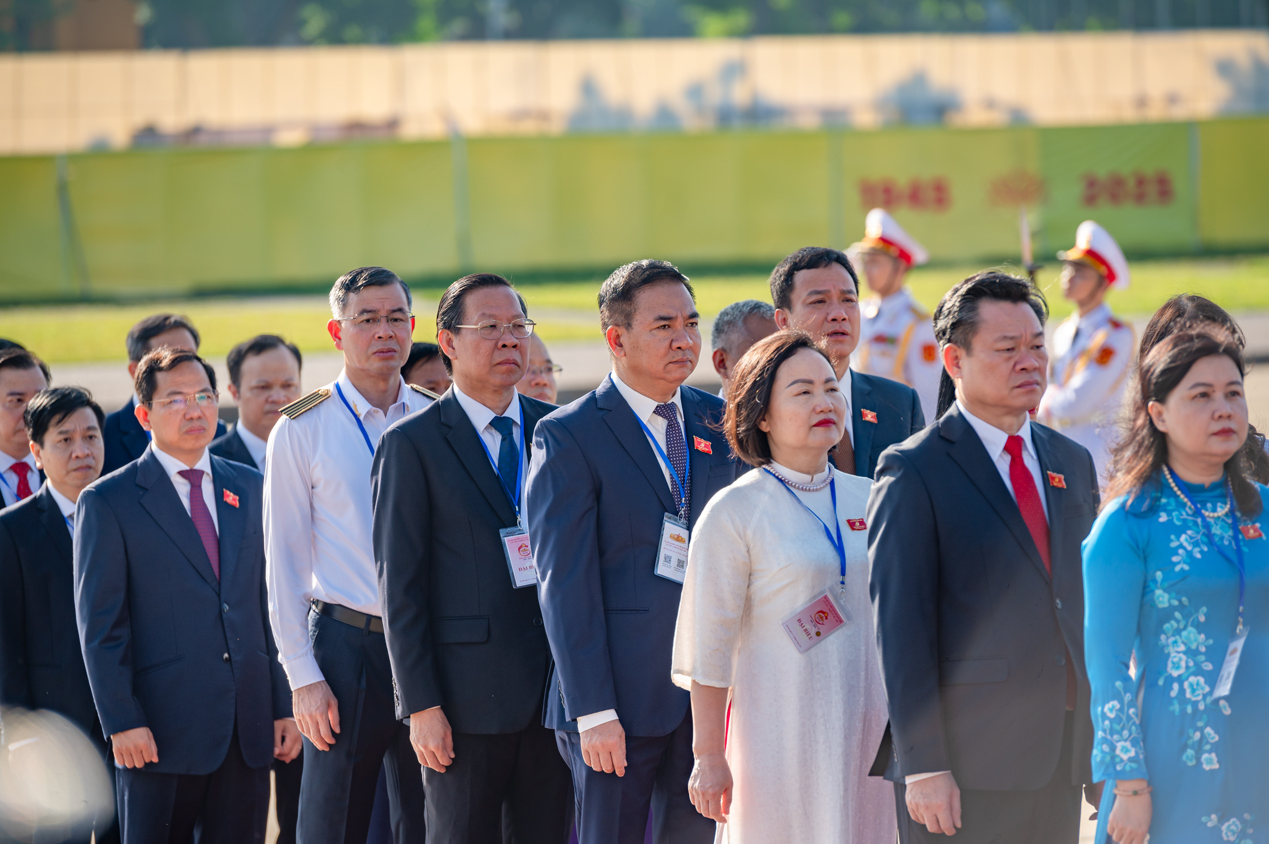 Đoàn đại biểu dự Đại hội Đảng bộ Quốc hội vào Lăng viếng Chủ tịch Hồ Chí Minh - 4