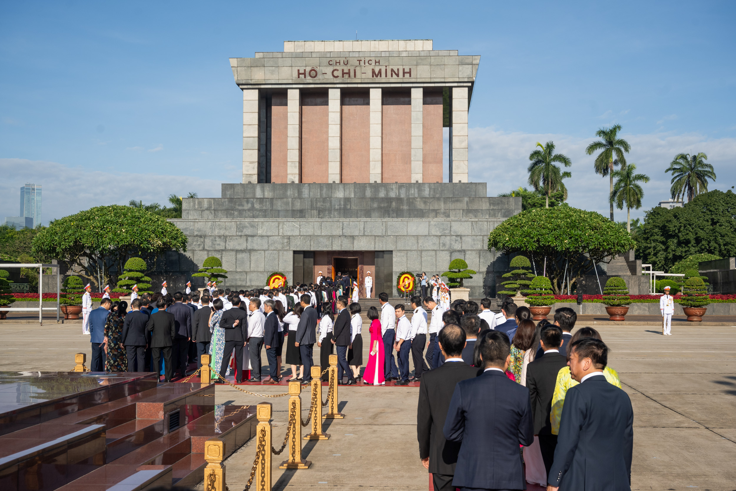 Đoàn đại biểu dự Đại hội Đảng bộ Quốc hội vào Lăng viếng Chủ tịch Hồ Chí Minh - 6