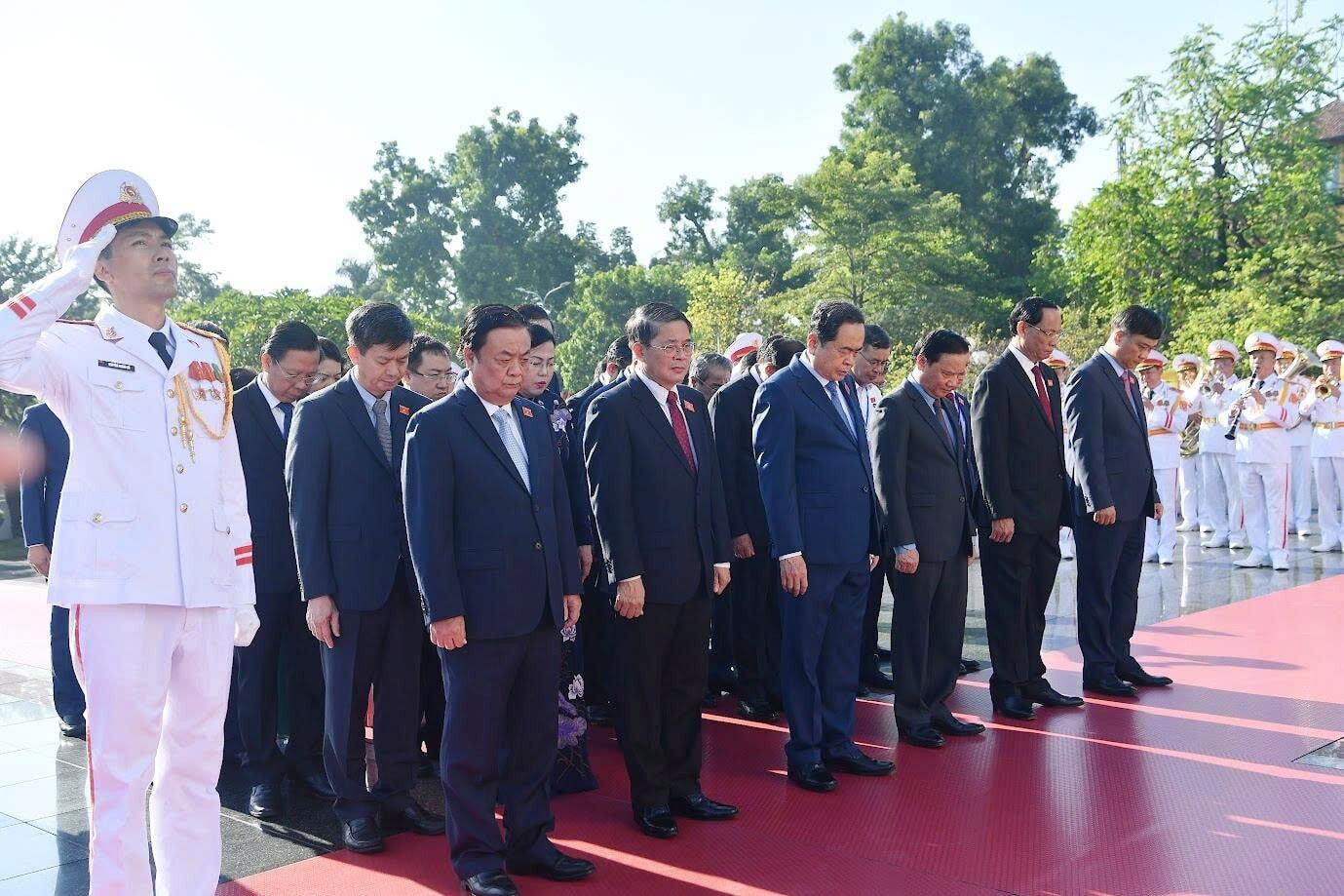 Đoàn đại biểu dự Đại hội Đảng bộ Quốc hội vào Lăng viếng Chủ tịch Hồ Chí Minh - 7