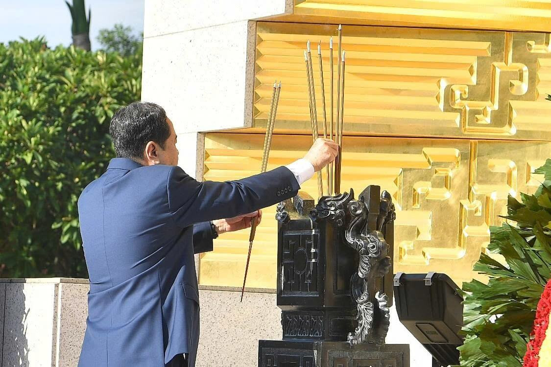 Đoàn đại biểu dự Đại hội Đảng bộ Quốc hội vào Lăng viếng Chủ tịch Hồ Chí Minh - 8