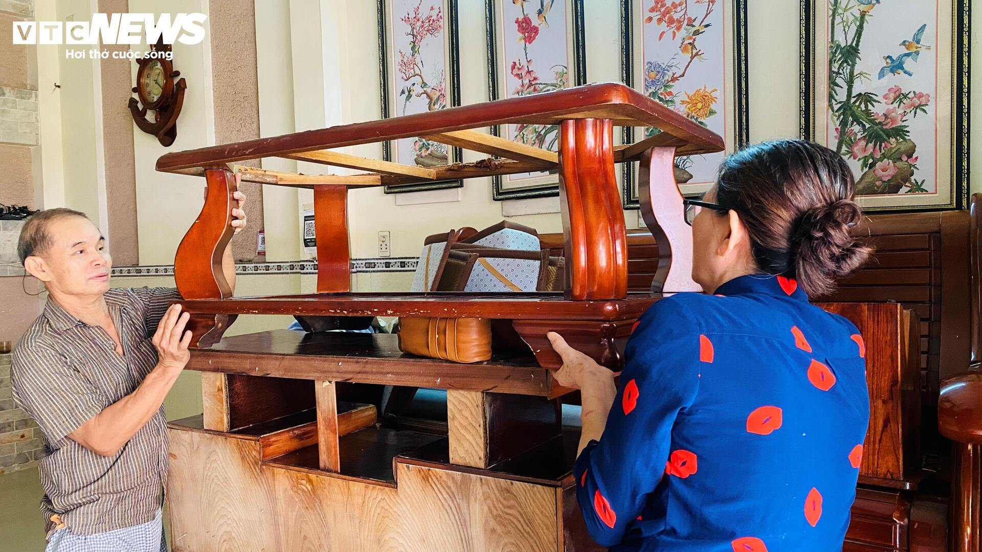 Lũ lịch sử để lại mớ ngổn ngang, dân chưa dọn xong đã kê đồ tránh trận lũ mới - 5