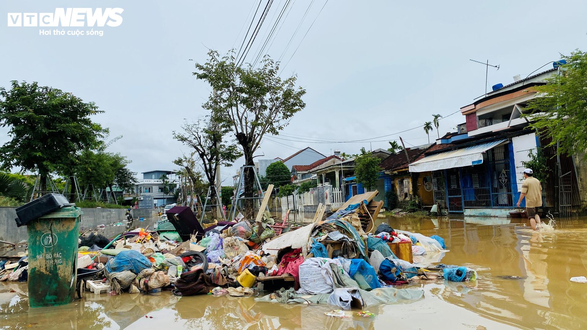 Lũ lịch sử để lại mớ ngổn ngang, dân chưa dọn xong đã kê đồ tránh trận lũ mới - 7