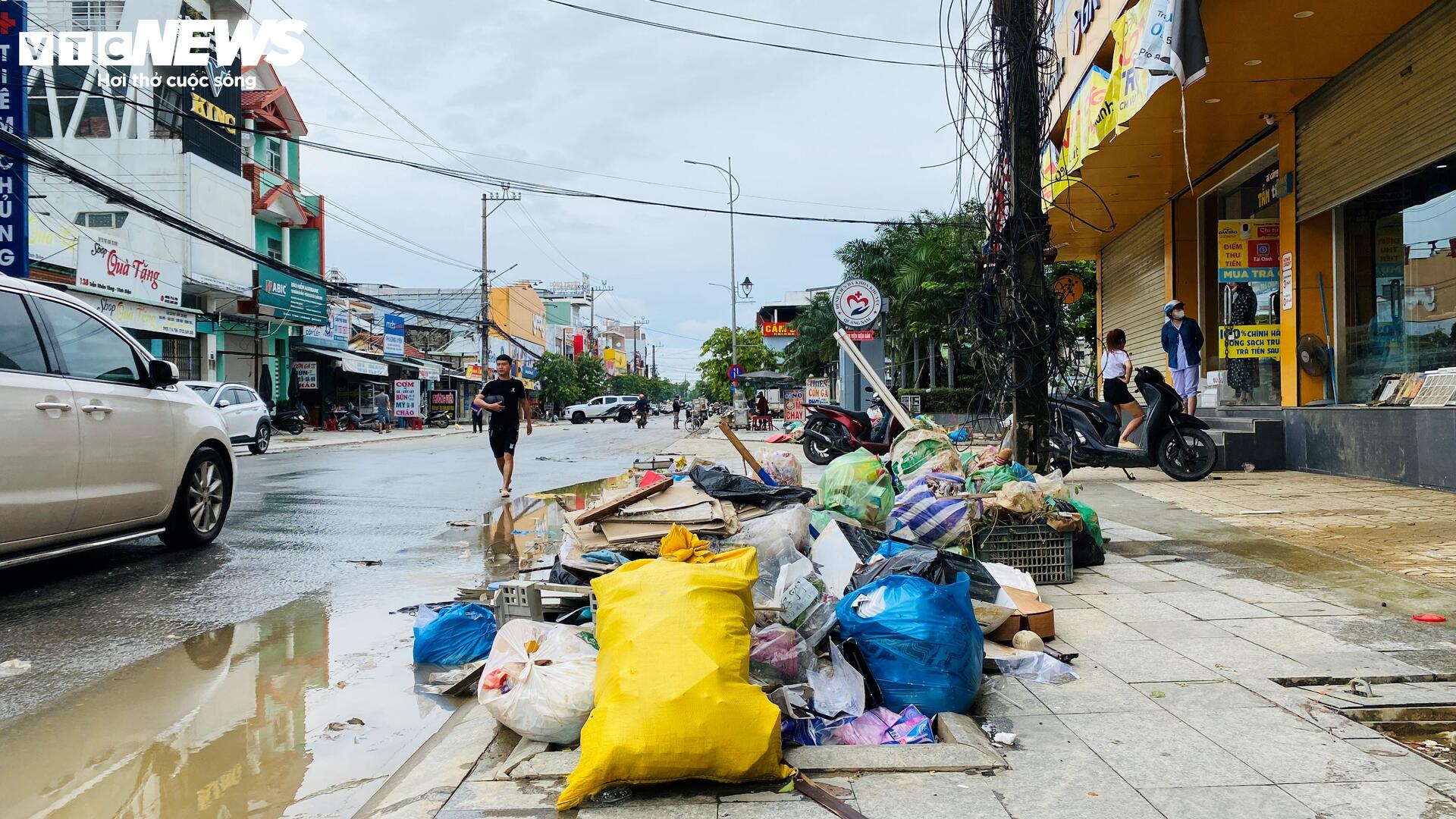 Lũ lịch sử để lại mớ ngổn ngang, dân chưa dọn xong đã kê đồ tránh trận lũ mới - 6