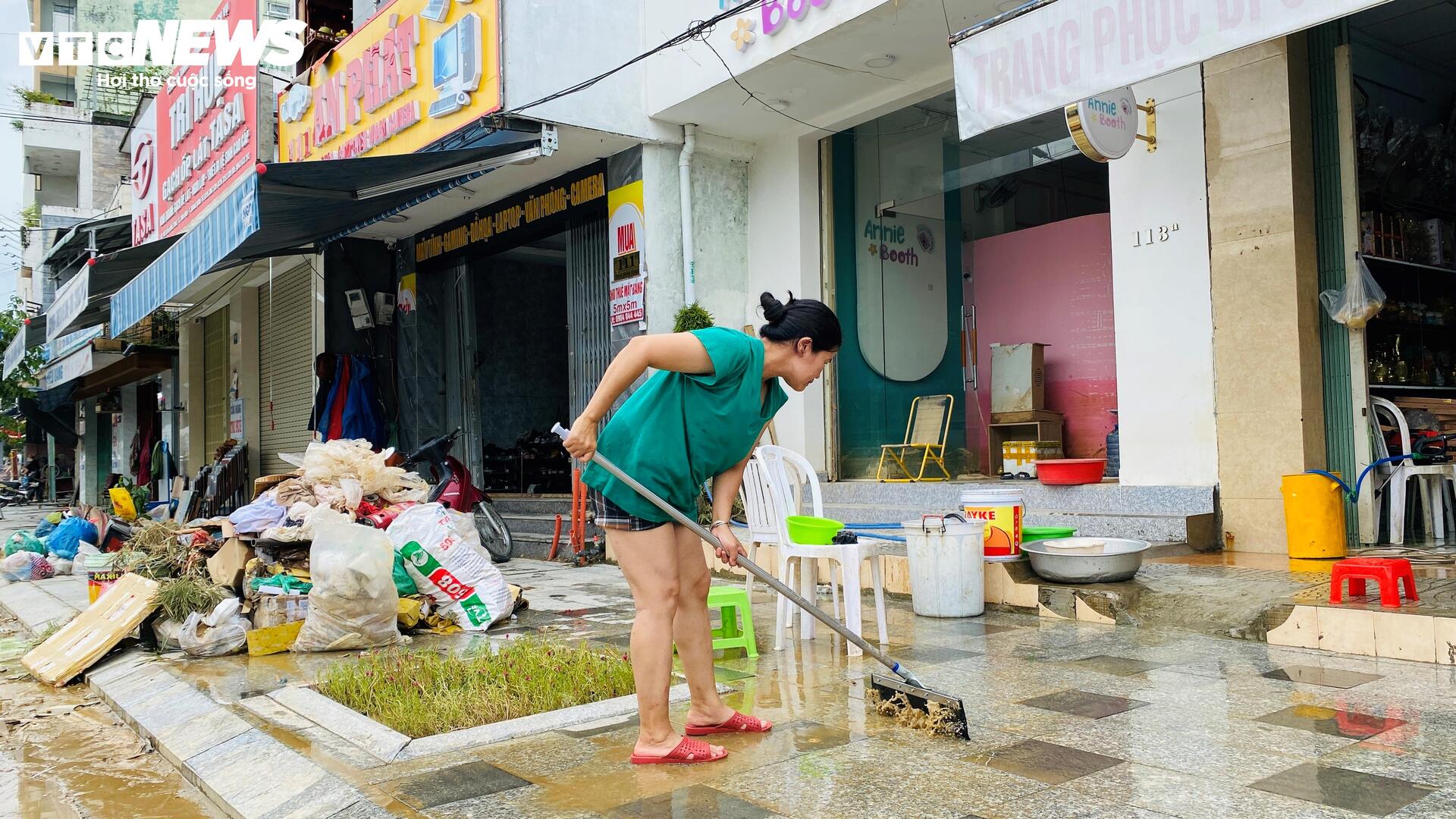 Lũ lịch sử để lại mớ ngổn ngang, dân chưa dọn xong đã kê đồ tránh trận lũ mới - 8