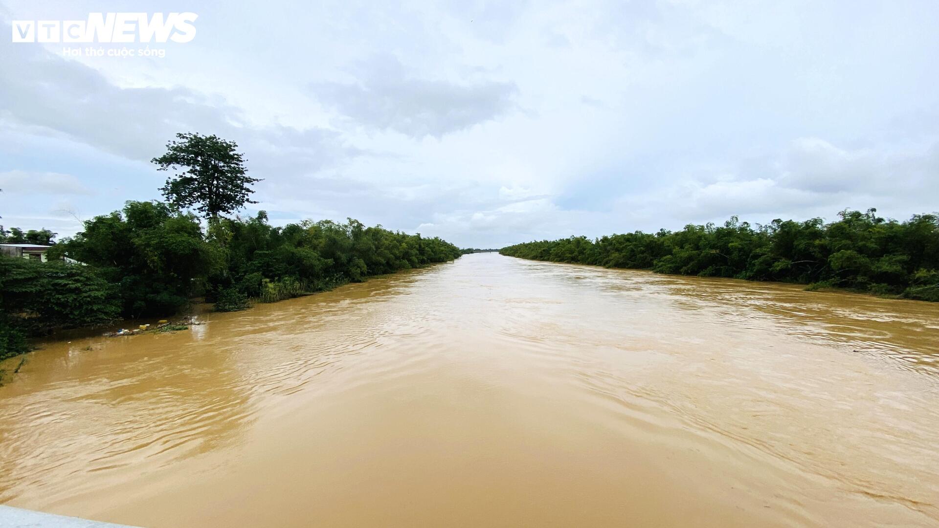 Lũ lịch sử để lại mớ ngổn ngang, dân chưa dọn xong đã kê đồ tránh trận lũ mới - 1