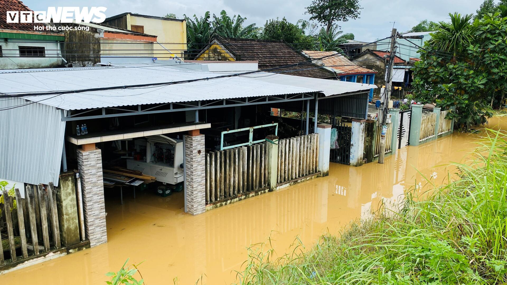 Lũ lịch sử để lại mớ ngổn ngang, dân chưa dọn xong đã kê đồ tránh trận lũ mới - 2