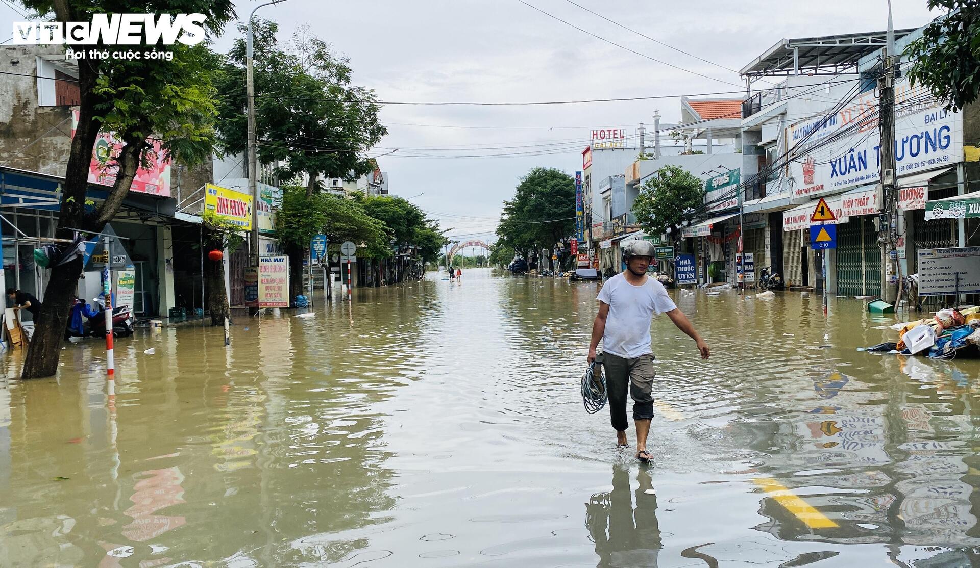 Lũ lịch sử để lại mớ ngổn ngang, dân chưa dọn xong đã kê đồ tránh trận lũ mới - 3