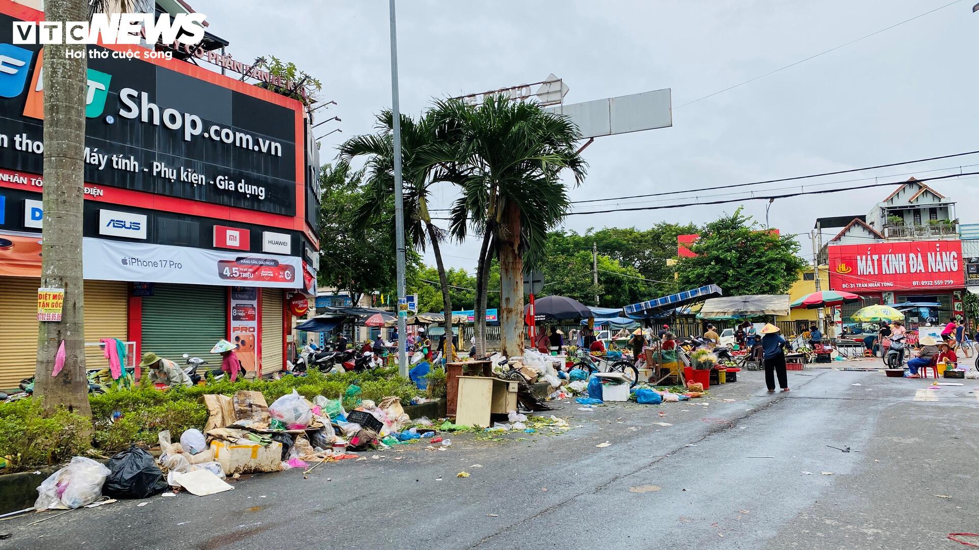 Lũ lịch sử để lại mớ ngổn ngang, dân chưa dọn xong đã kê đồ tránh trận lũ mới - 4