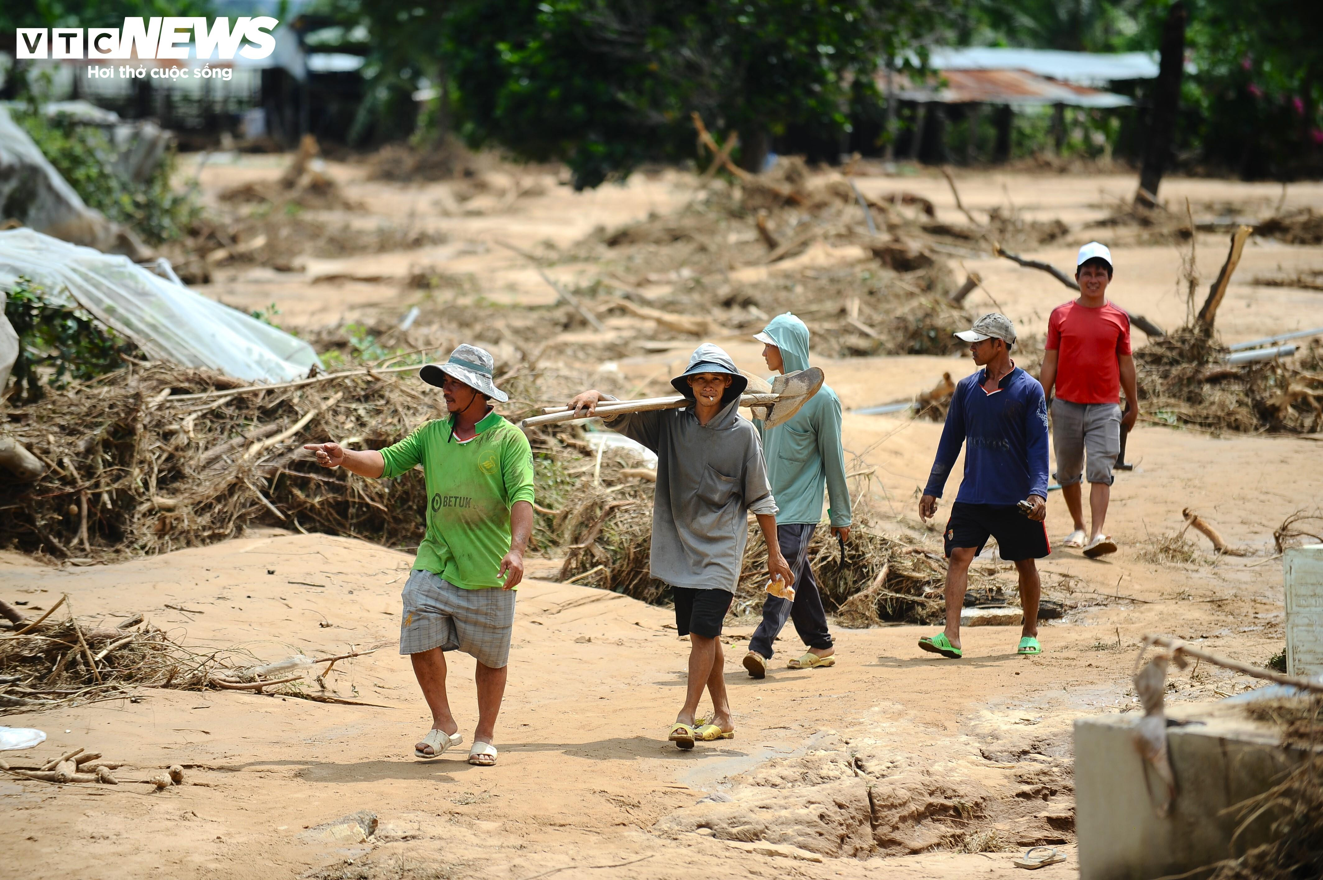Người dân Lâm Đồng giúp nhau dựng lại từng mái nhà sau sự cố vỡ hồ chứa nước - 12