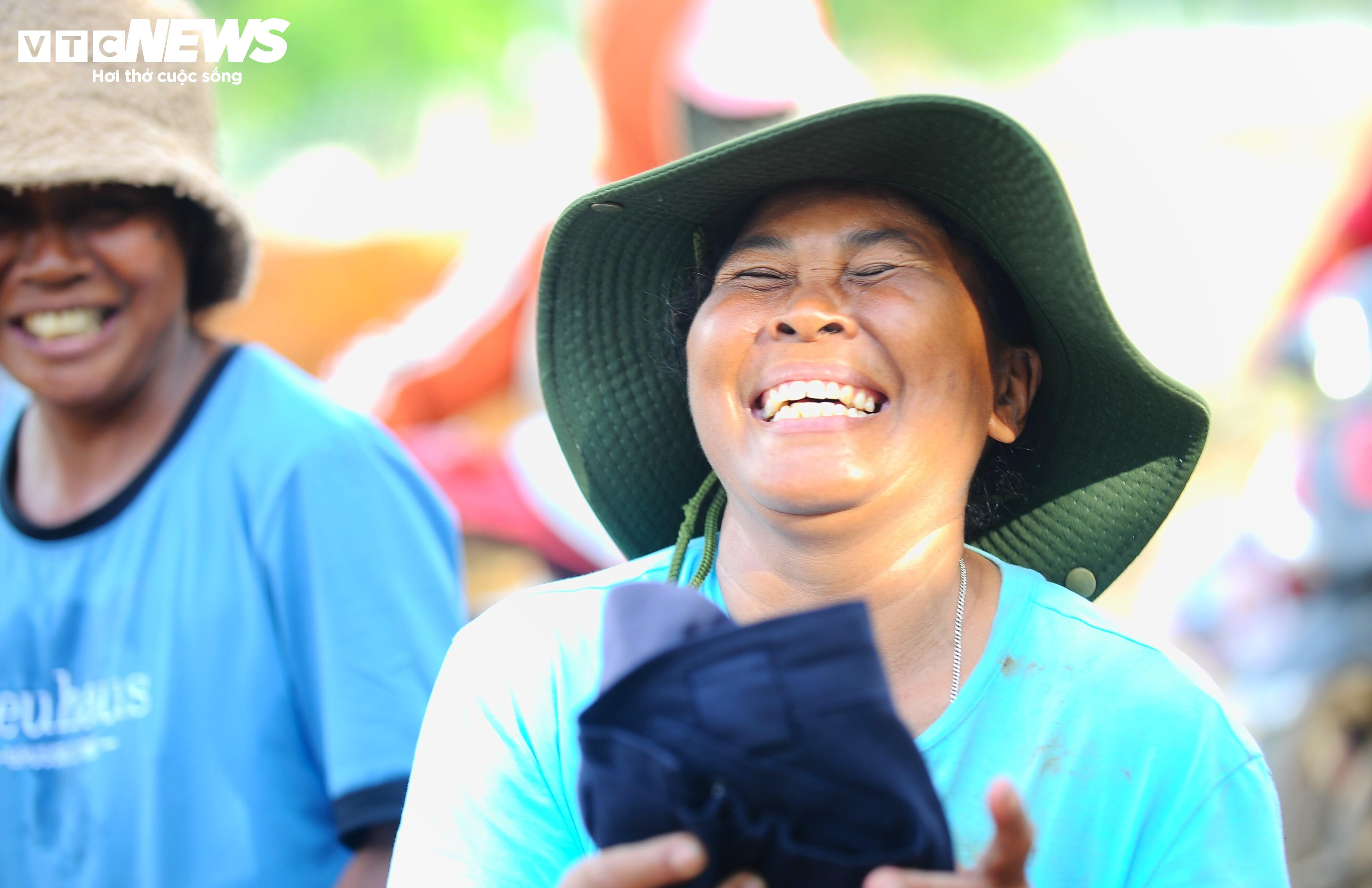 Người dân Lâm Đồng giúp nhau dựng lại từng mái nhà sau sự cố vỡ hồ chứa nước - 11