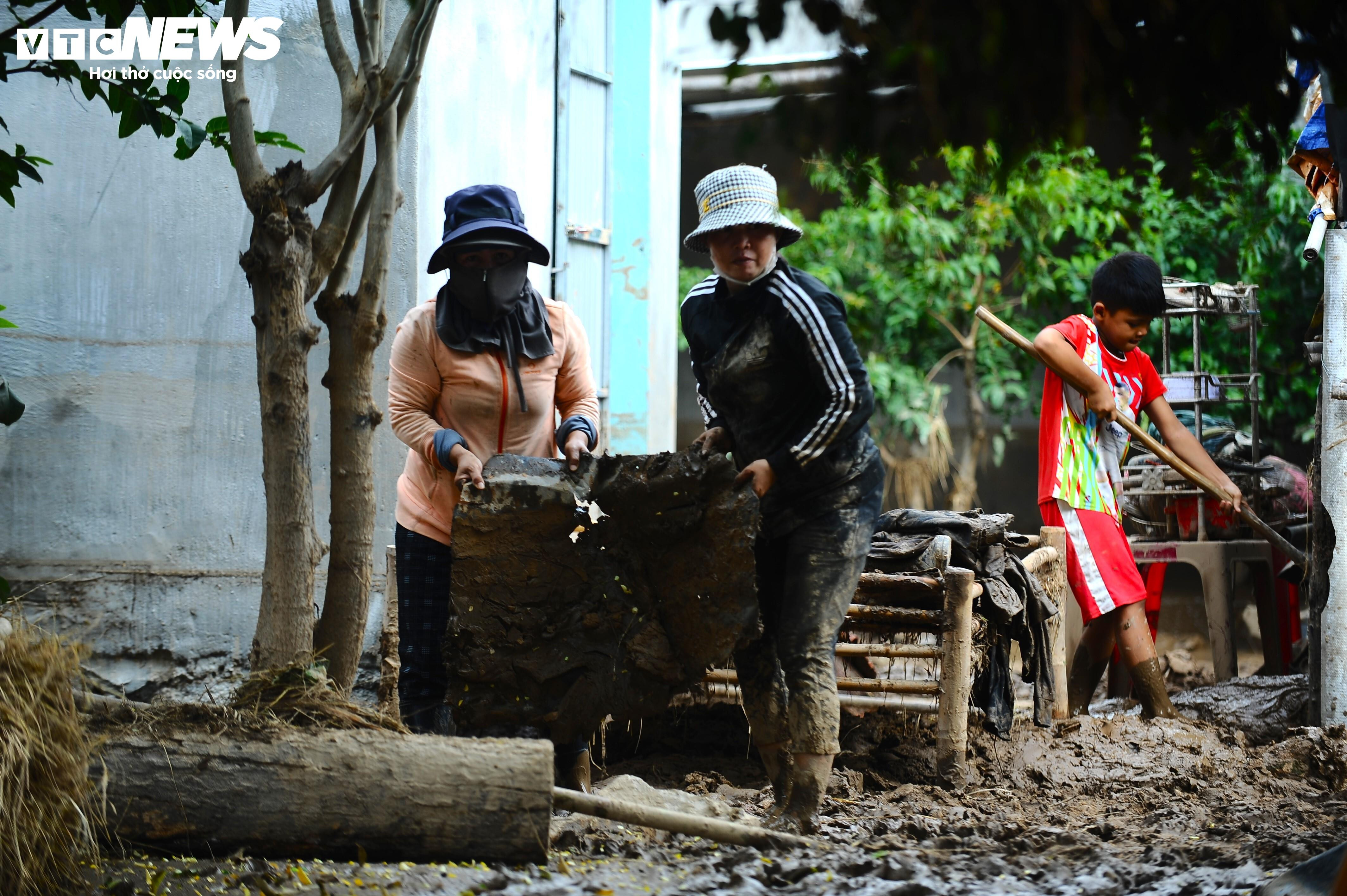 Người dân Lâm Đồng giúp nhau dựng lại từng mái nhà sau sự cố vỡ hồ chứa nước - 2