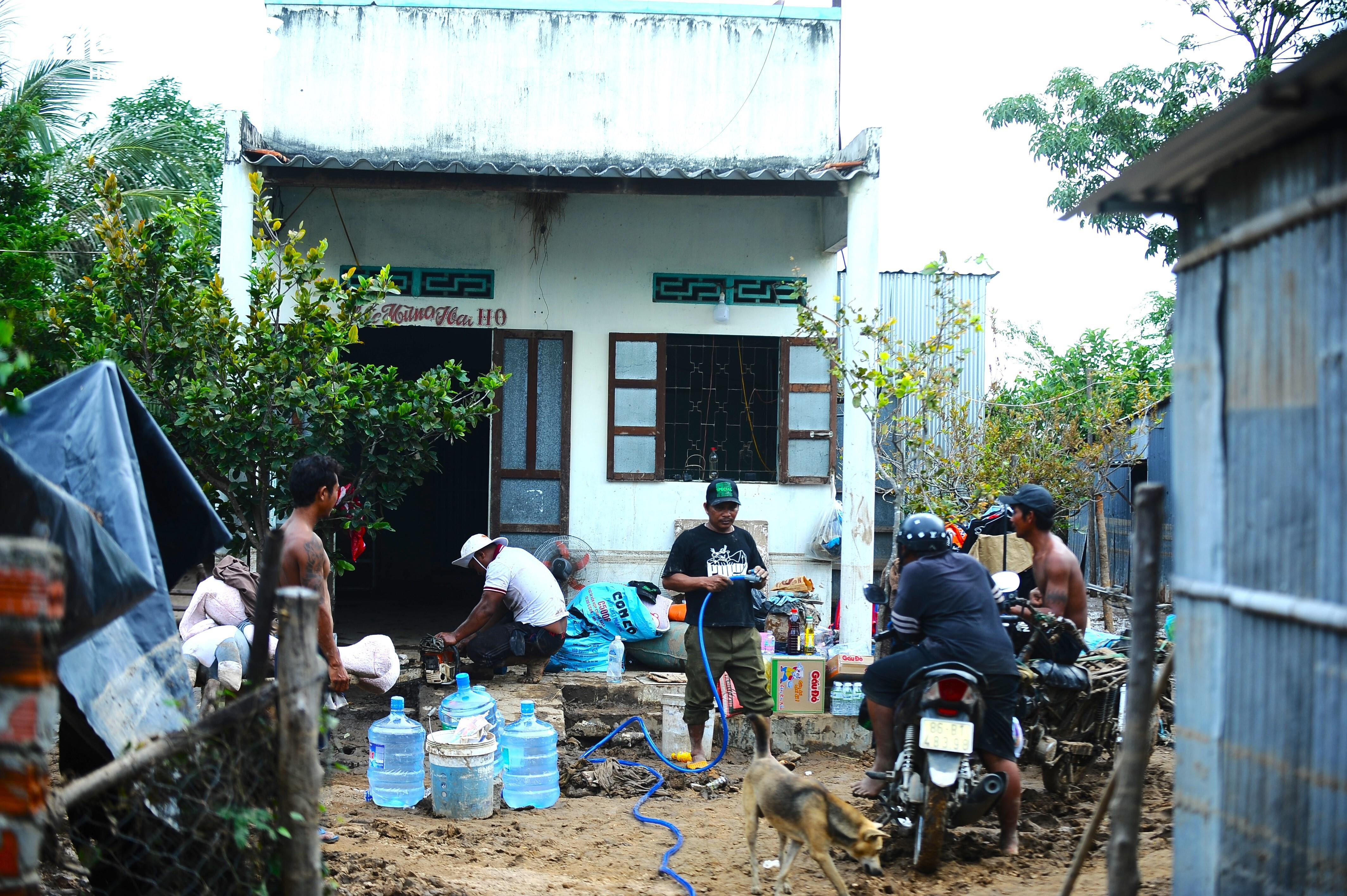 Người dân Lâm Đồng giúp nhau dựng lại từng mái nhà sau sự cố vỡ hồ chứa nước - 7