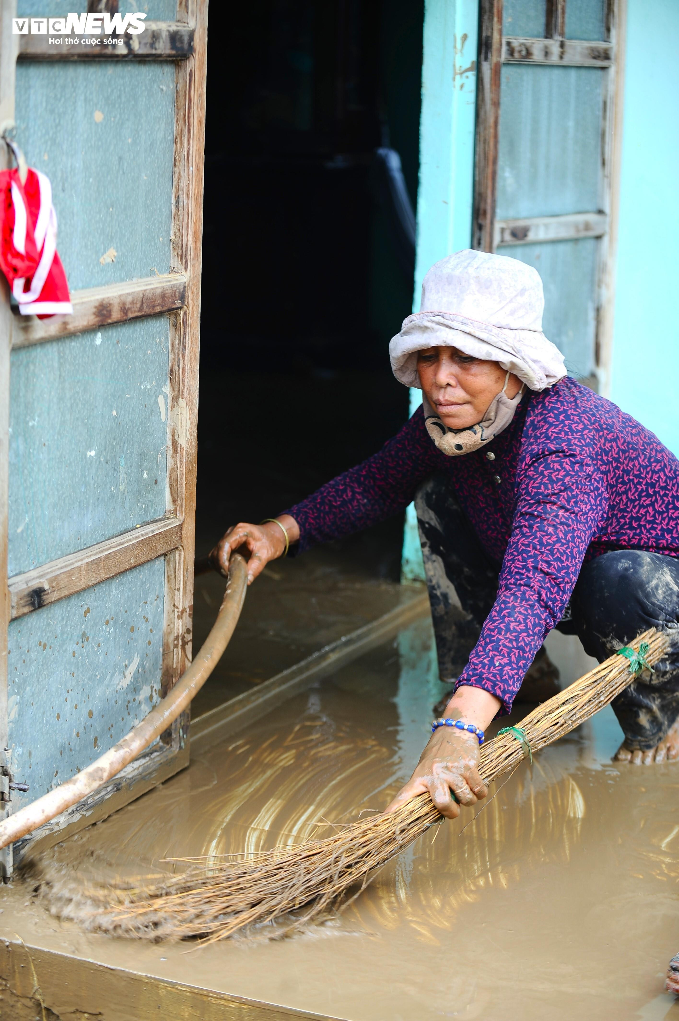 Người dân Lâm Đồng giúp nhau dựng lại từng mái nhà sau sự cố vỡ hồ chứa nước - 6