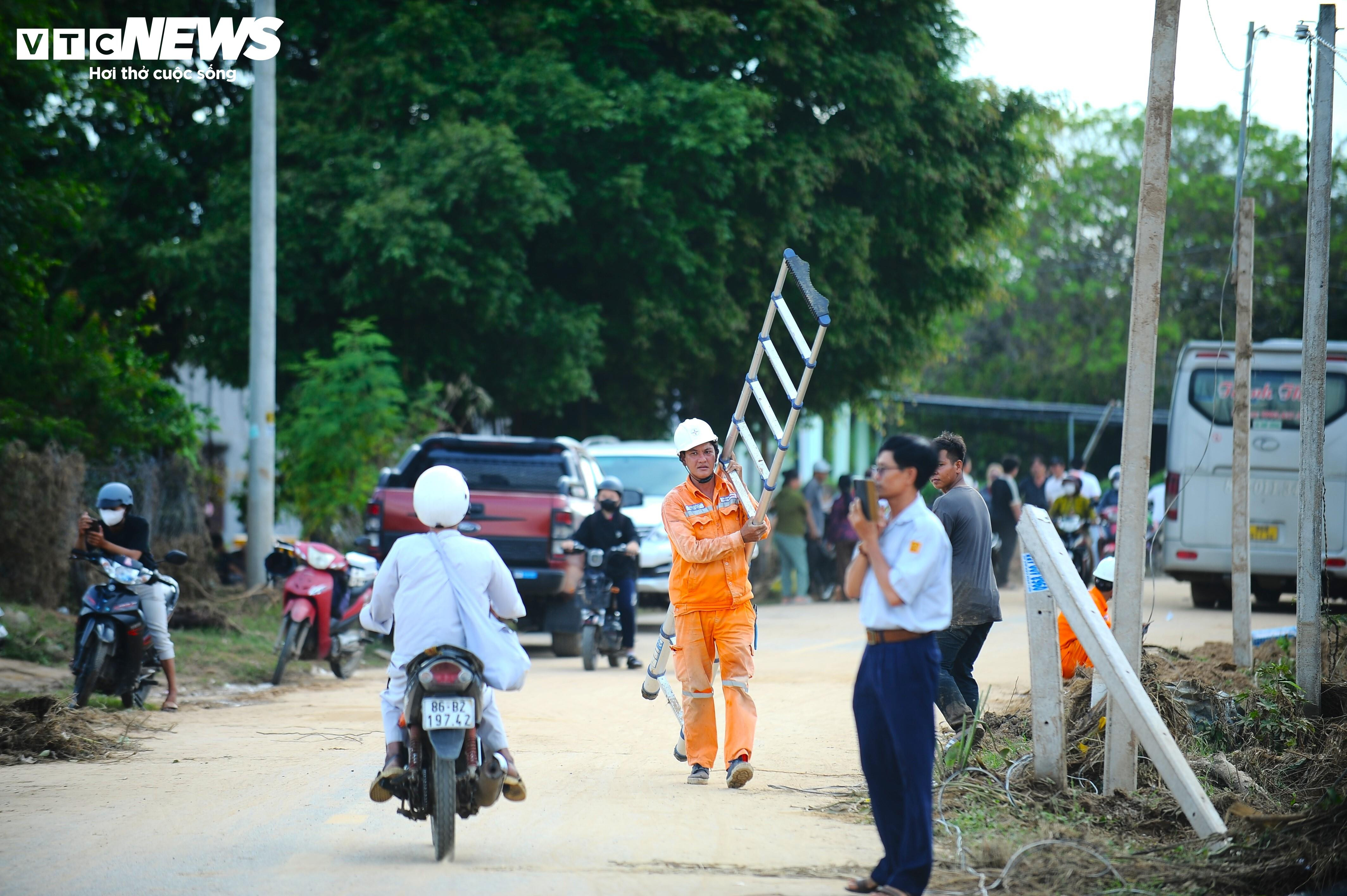 Người dân Lâm Đồng giúp nhau dựng lại từng mái nhà sau sự cố vỡ hồ chứa nước - 5