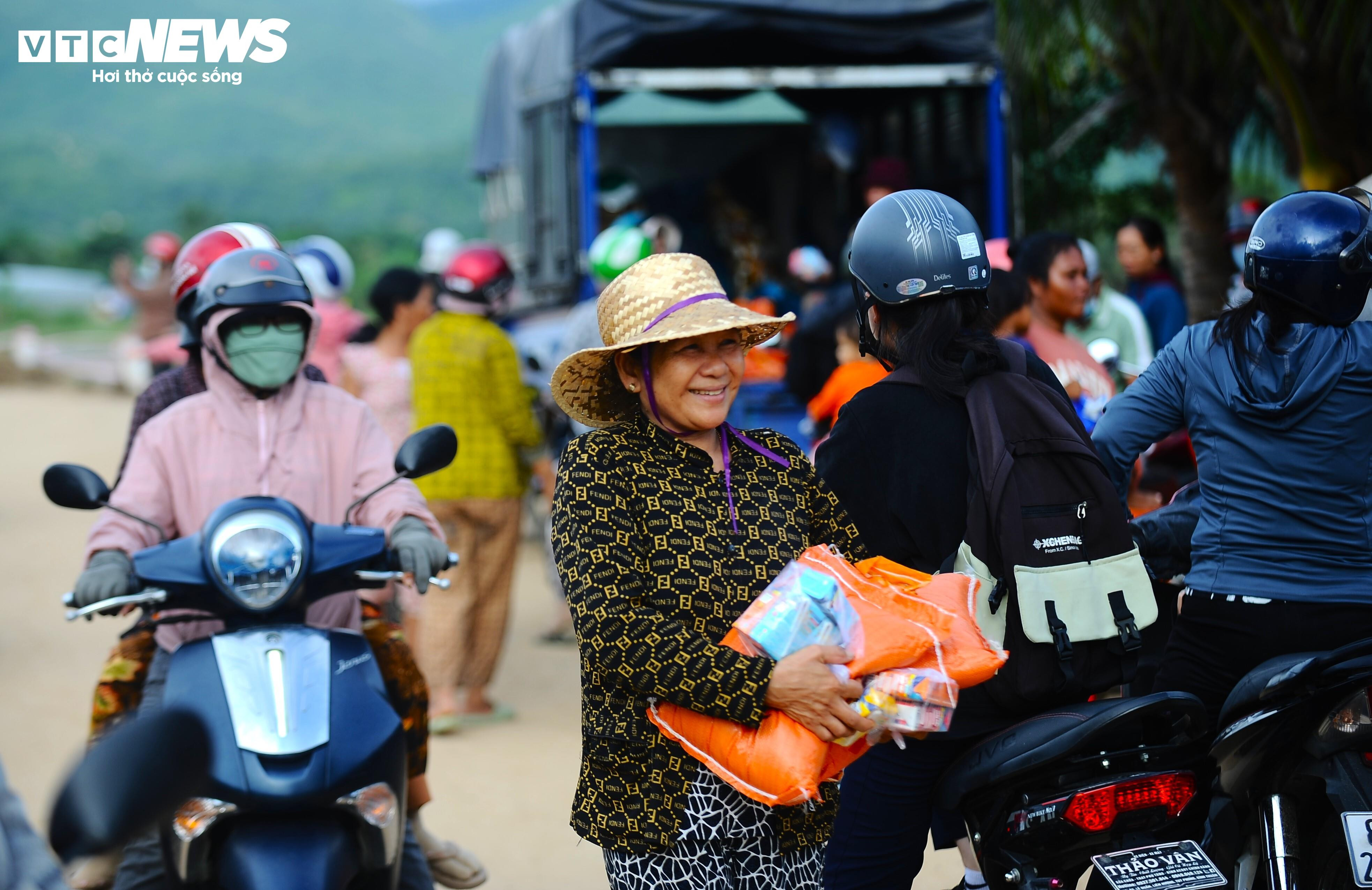 Người dân Lâm Đồng giúp nhau dựng lại từng mái nhà sau sự cố vỡ hồ chứa nước - 1